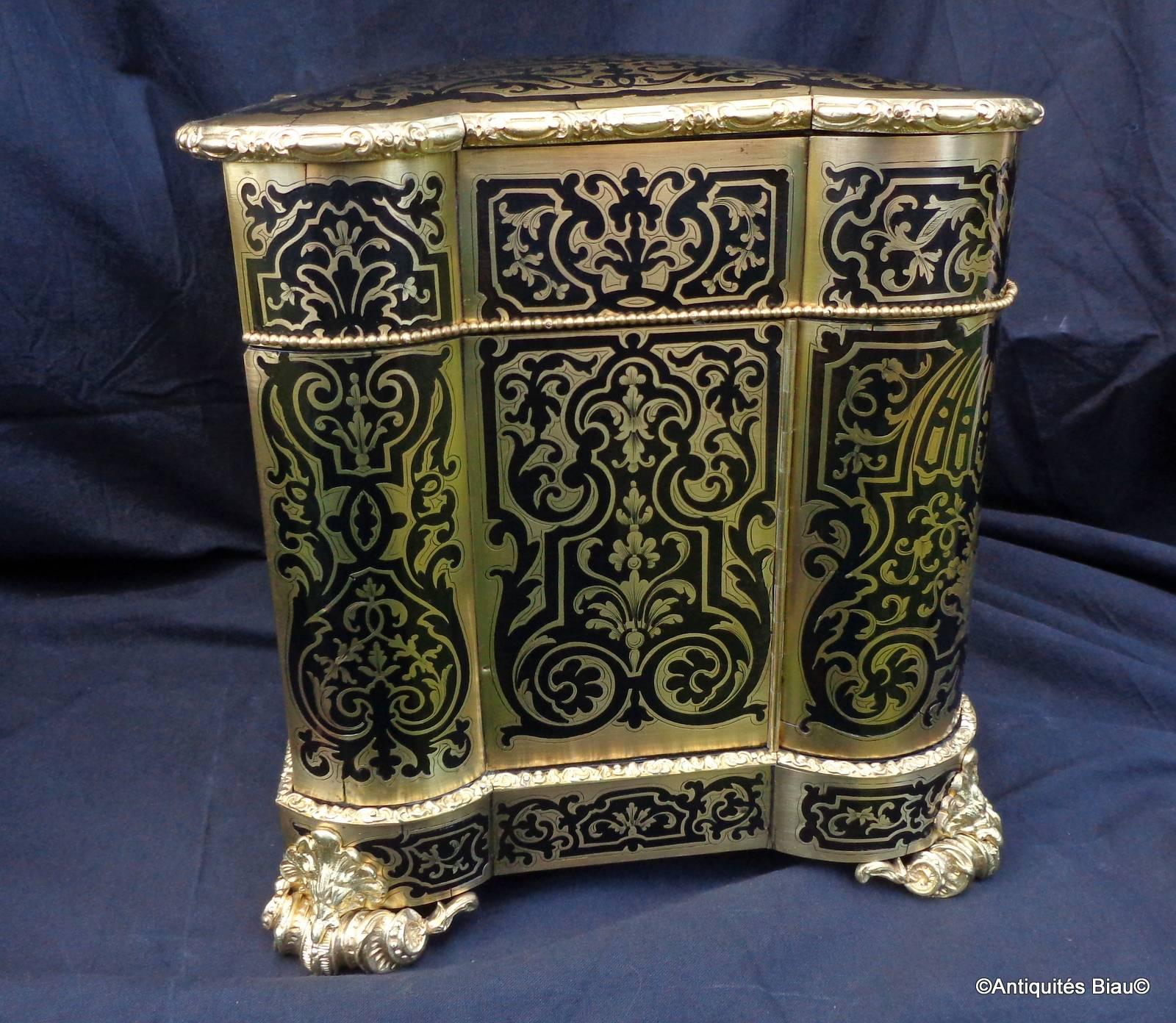 Cellar liquor Boulle marquetry exceptional Napoleon III period work very fine marquetry, fine bronzes, beautiful ingot moulds around, based on 4 feets bronze plateau presentation is inlay Boulle marquetry, beautiful interior crystal gilded with four