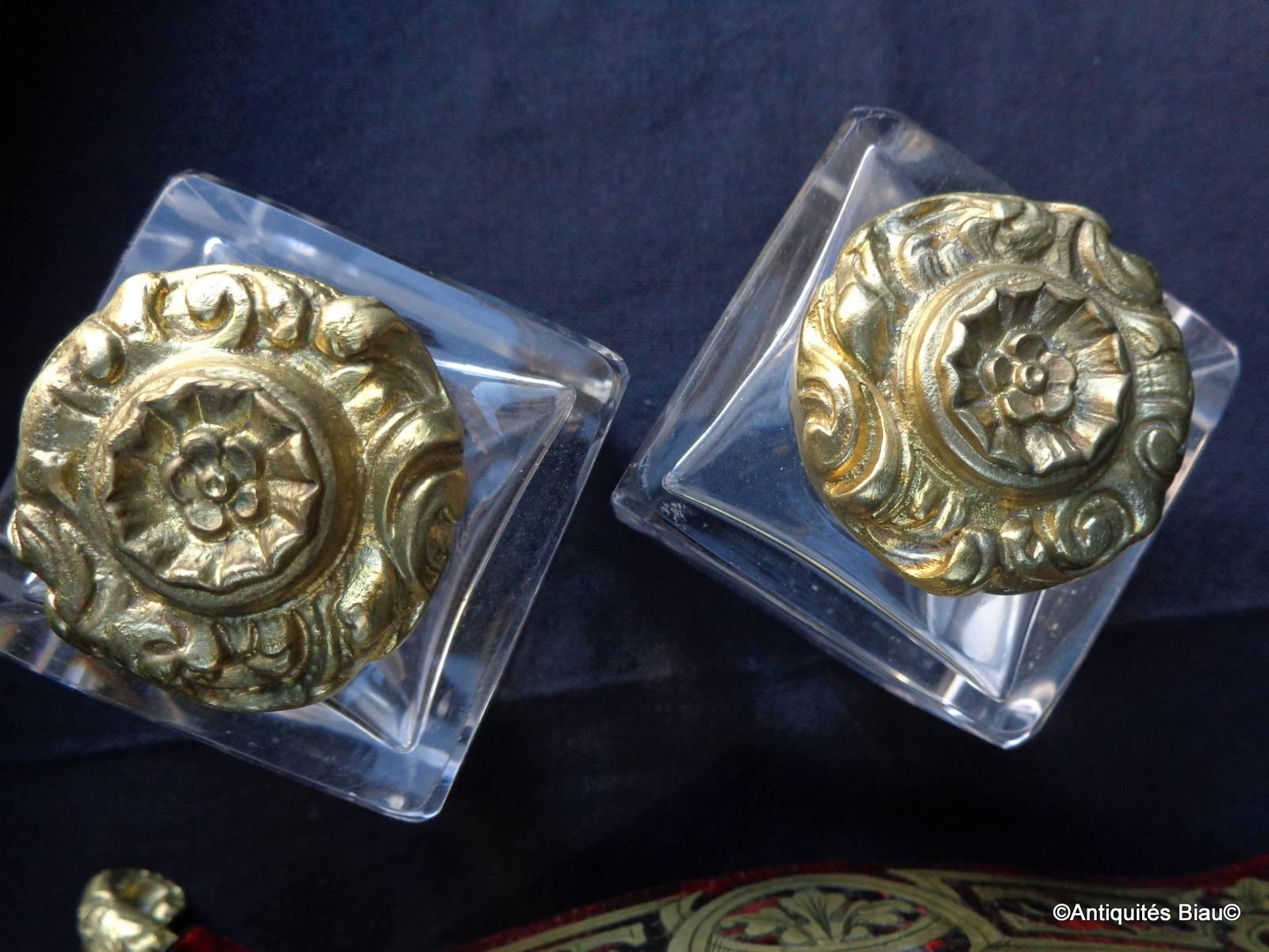 Desk accessories
 inkwell with crystal inkwells
 in Boulle marquetry
Napoleon III period
Perfect condition
 

Work of marquetry on all sides.
Inkwell with gilded bronze feet.
Very small chip on one crystal inkwell, the other is