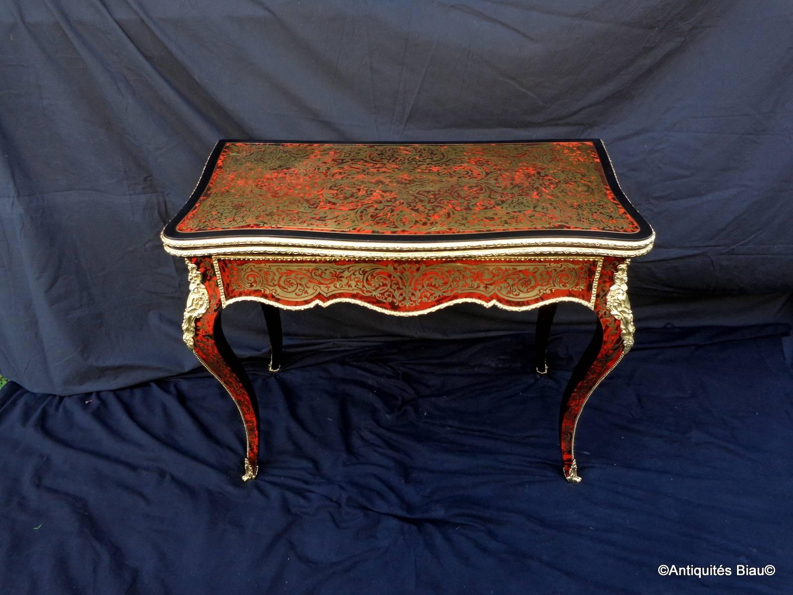 Games table in Boulle Marquetry
Period Napoleon III
Perfect condition
 
beautiful bronzes.
Very fine marquetry inlay on all sides, even behind.
