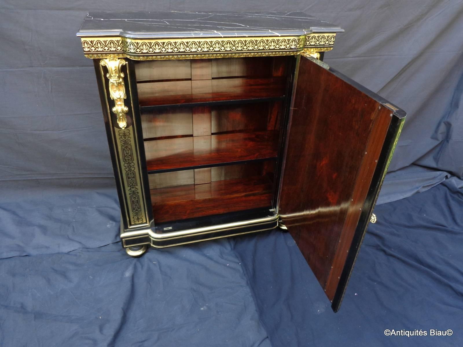 Cabinet in Boulle marquetry opening on one door.
Napoleon III period
Perfect condition
 
Rich work of marquetry, very luminous.
Exceptional Bronze on the door

Key and lock.

Interior mahogany with two shelves.
Black royal marble in
