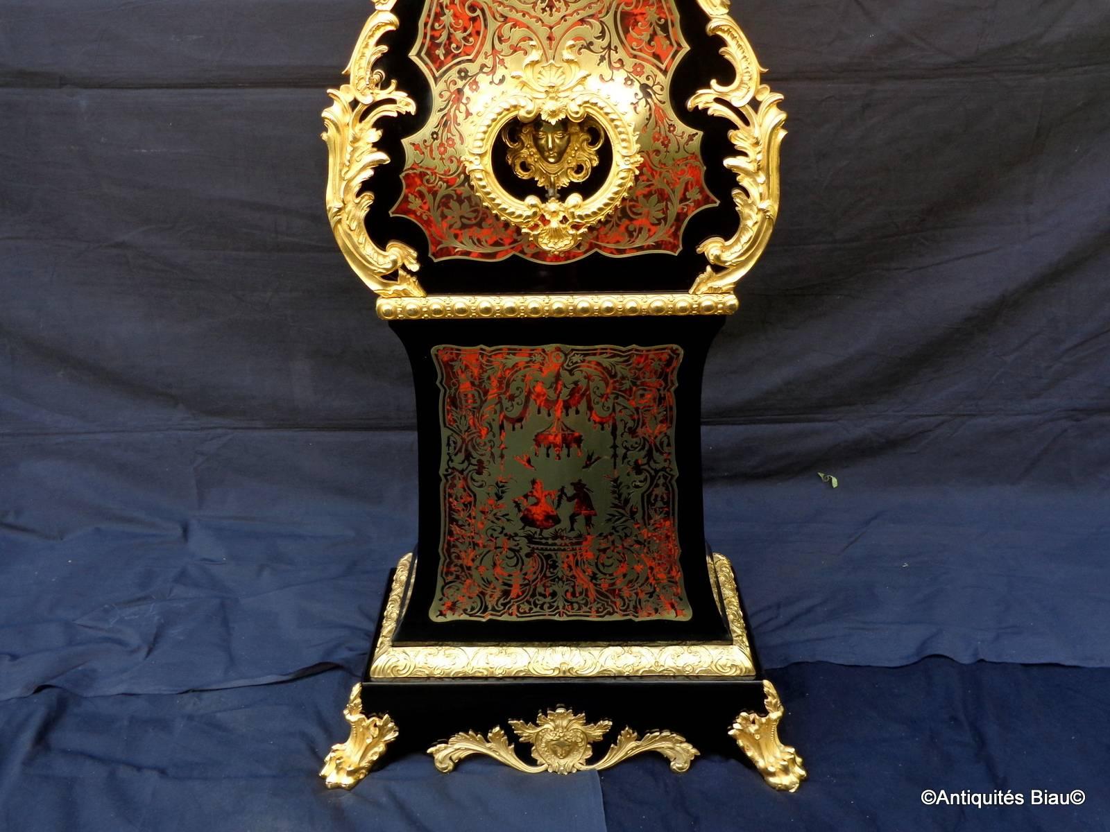 Important clock or longcase in Boulle marquetry
Measures: height 235 cm

Napoleon III period

Perfect condition
 
Original clock revised in perfect working order (under warranty).
Marquetry on all sides.
Dial is majestic with its 12