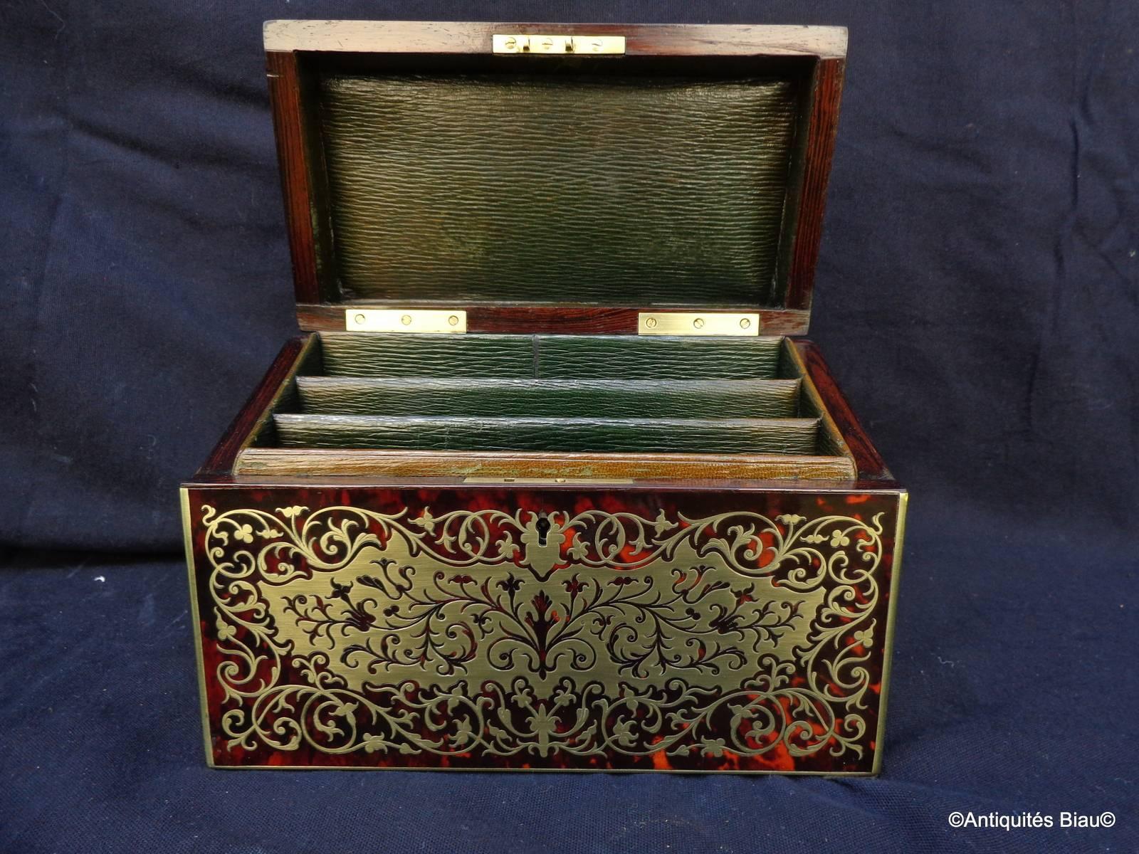 Desk set Boulle marquetry
Napoleon III period

These items can be sold separately: 
Pair of candlesticks
Frame photo
Letter box
Document holder.
Interieur of original in green leather.

Set with the crown of the Lords.