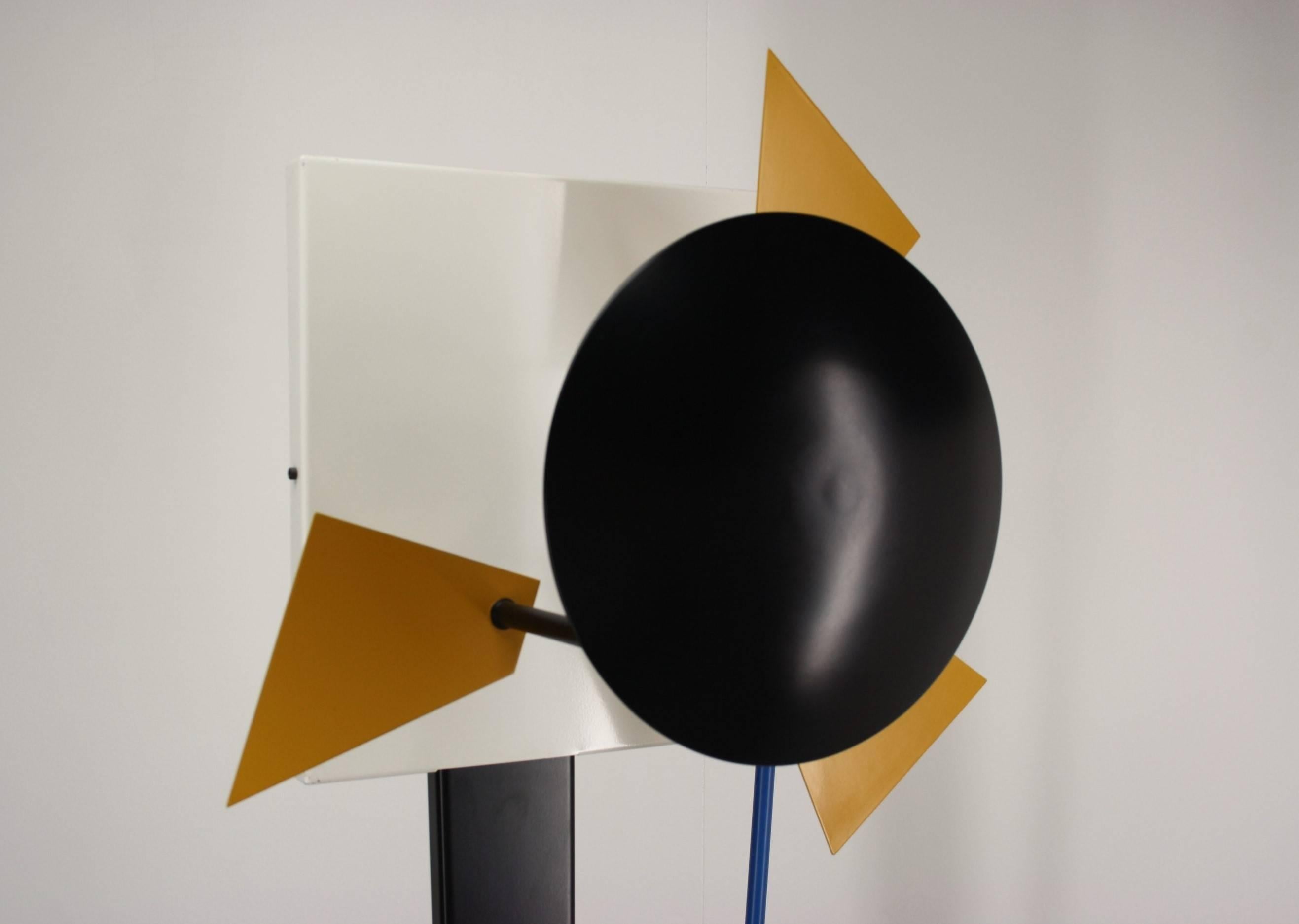 A very nice Italian Memphis floor lamp in lacquered metal, 1980s.
This lamp has many similarities with the work of Peter Shire, but unfortunately we have not found any documentation to confirm that he is the designer.
 