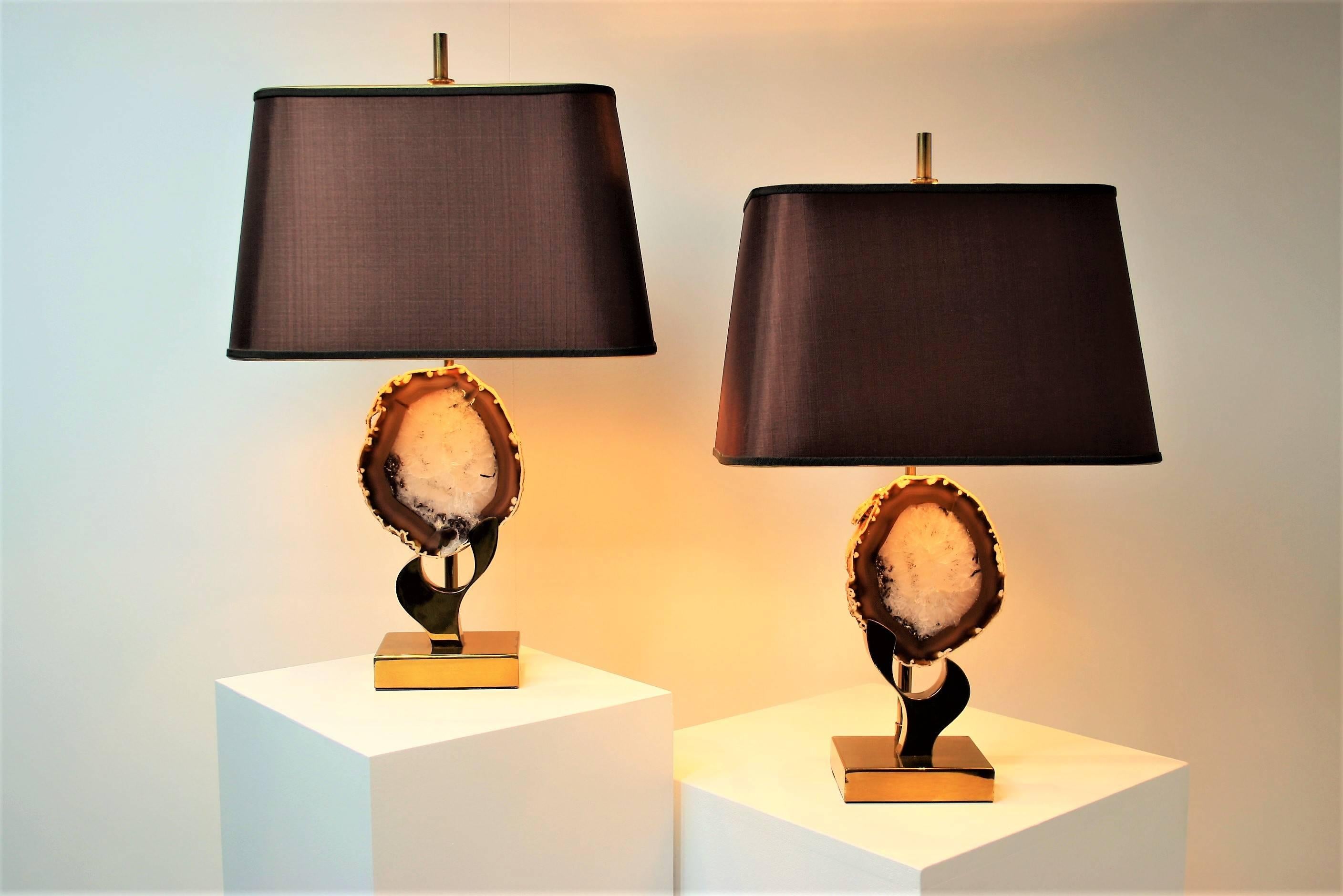 Very nice original pair of Willy Daro brass and agate table lamps,
Belgium, circa 1970.             
The original shades measures are: 22 cm H x 35 cm L x 18 cm D.
The measures of the agates are: 17 cm H x 14 cm L x 2.5 cm D.
The total high is 58 cm