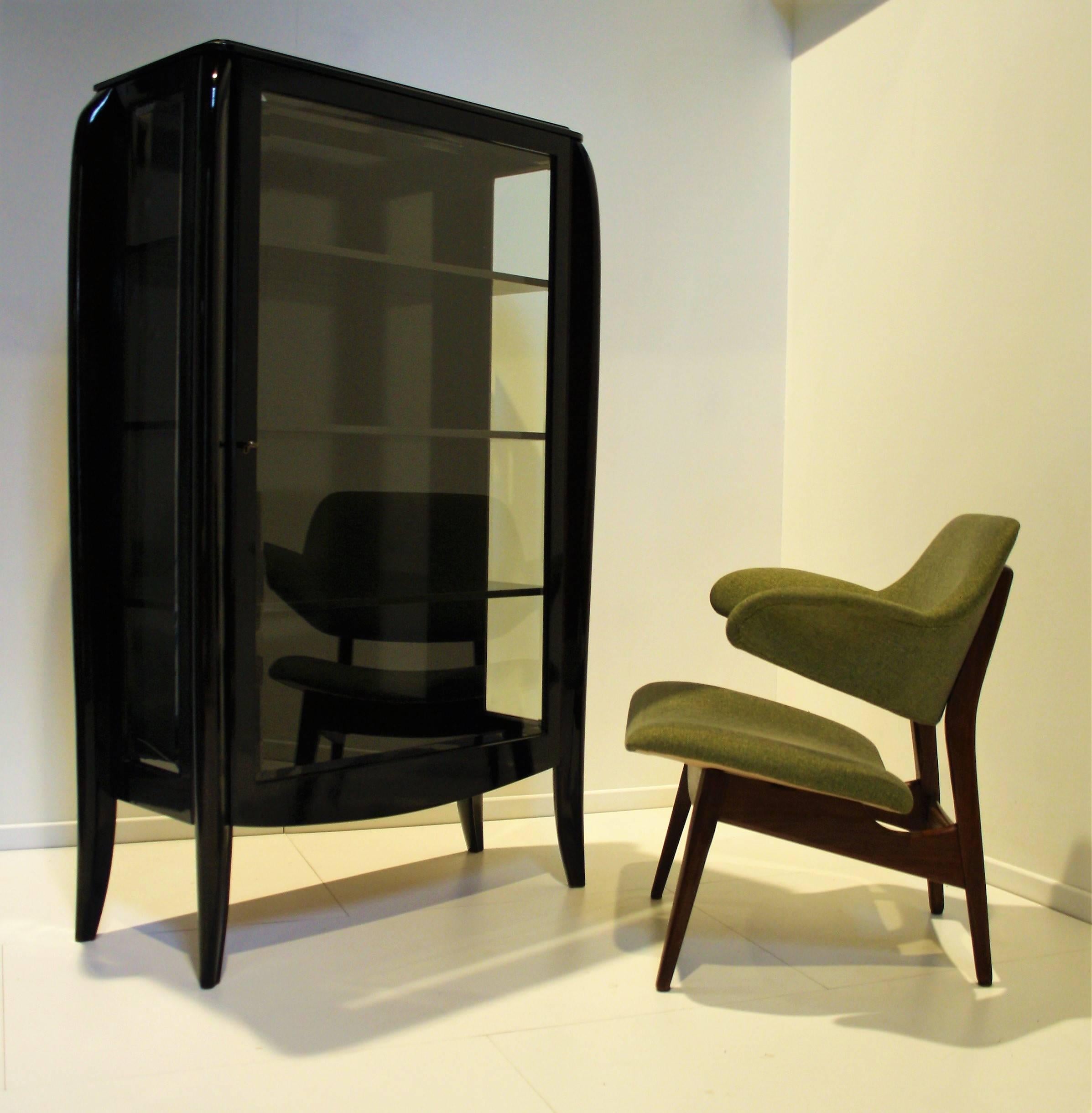 Elegant and refined French Art Deco display cabinet in blackened wood and bevelled glasses from Dominique.
In very good condition with original polishing.
