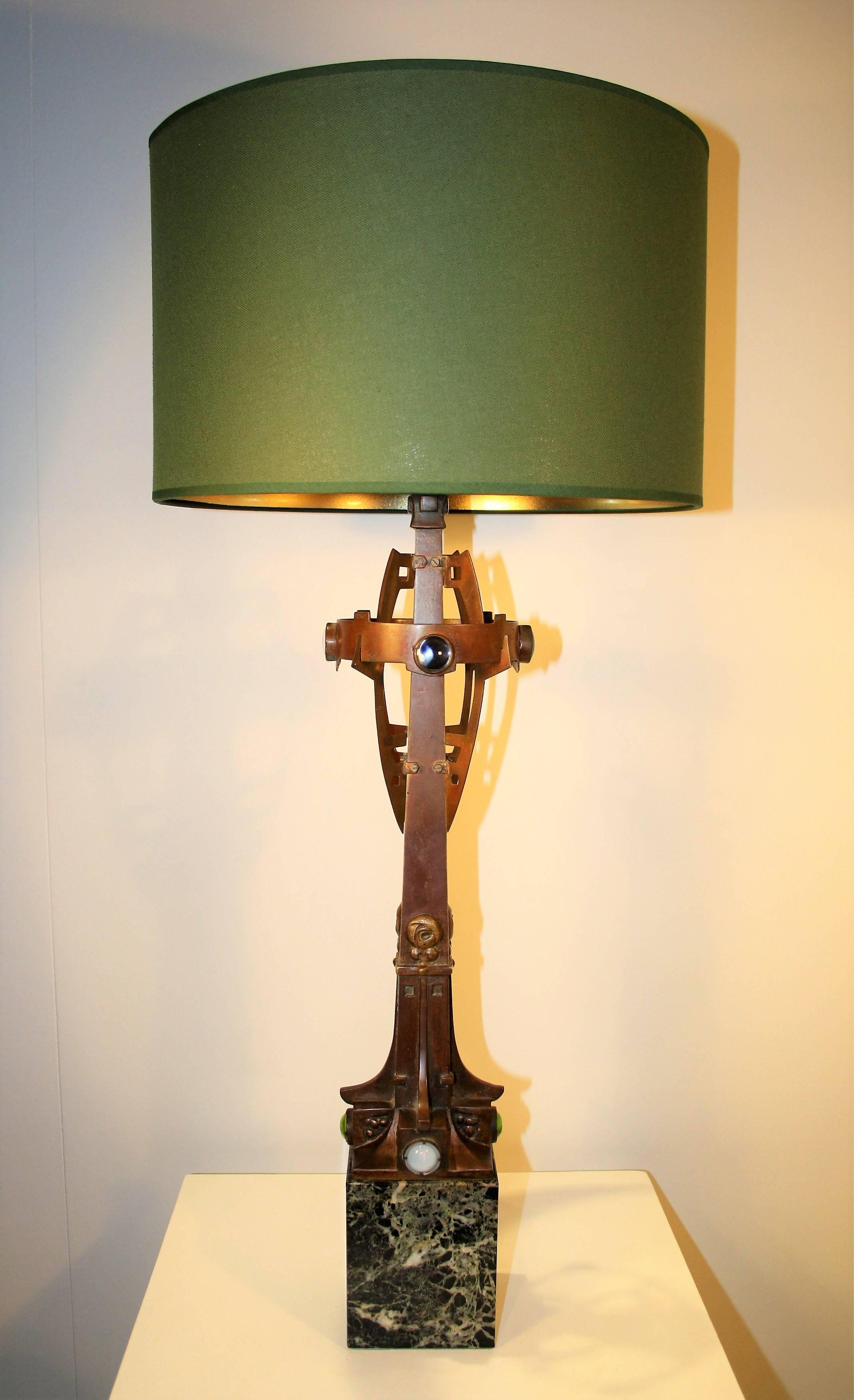 A very rare bronze table lamp or desk lamp from the Architect Paul Hamesse (1877-1956) made for the Ameke Shop in Brussels.
Paul Hamesse is part of the Architect group 