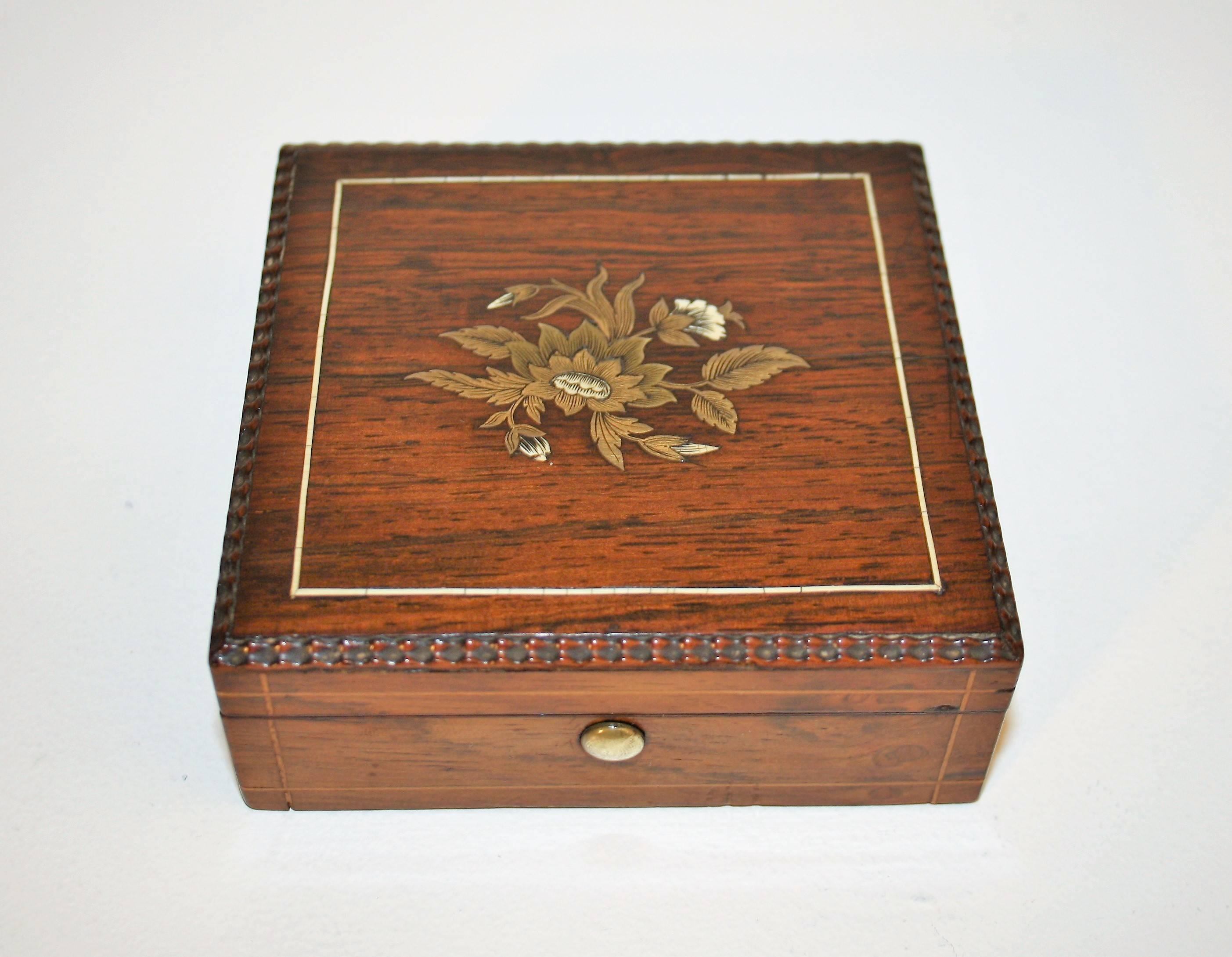 Very nice little jewelry box in finely marquetry rosewood.
  