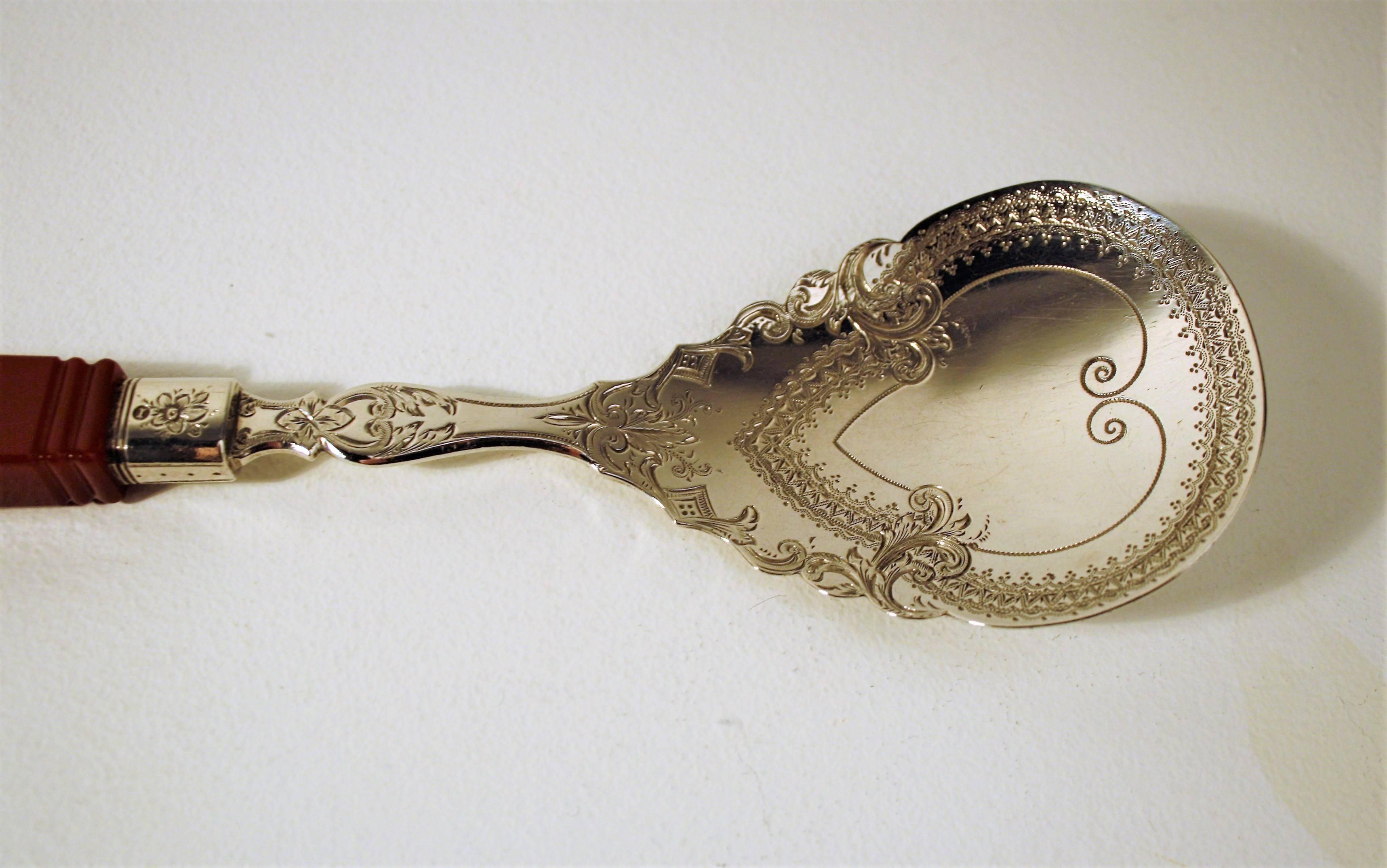 Exceptional fruit ladle in solid silver with Dutch hallmarks, silver 835, letter dated 1868.
The silver part is very finely chiseled and the handle is made of an exceptionally polished red Carnelion stone.