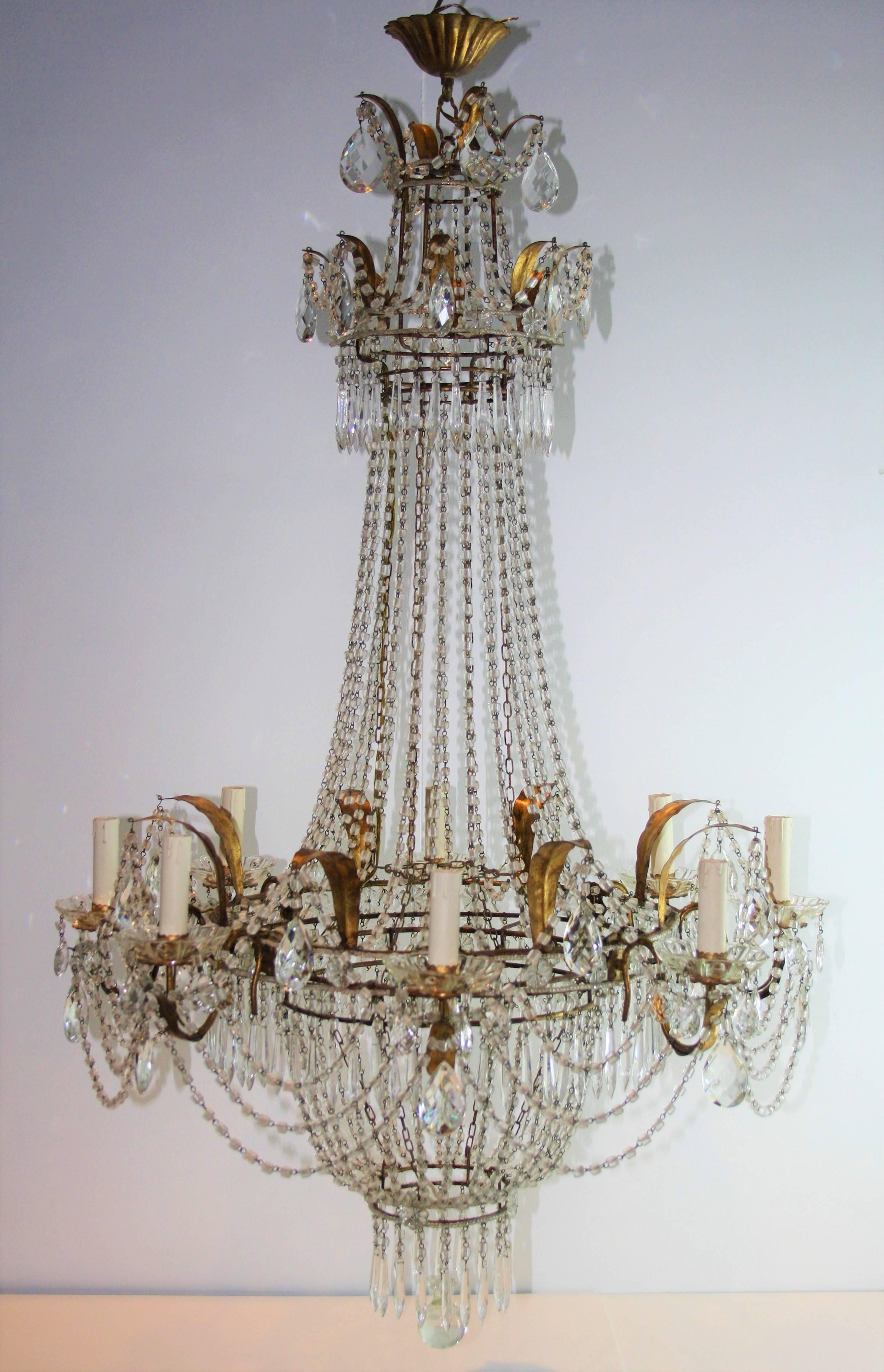 Large very refined and elegant French chandelier Empire style, gilded metal and crystal.
The electricity has been fully verified by our Team and is suitable for US.
