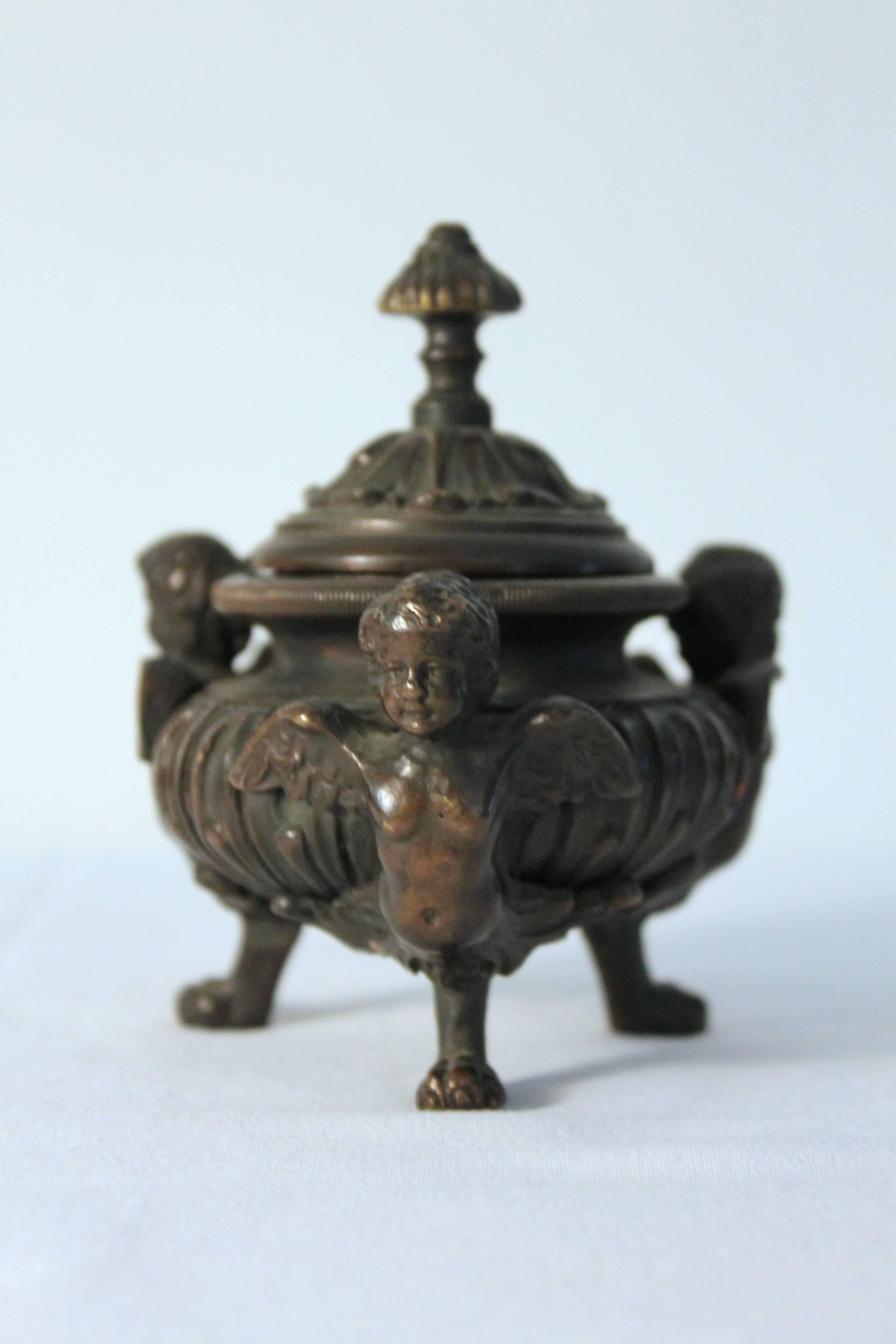 Bronze inkwell dated circa 1880, angels subject supported by feline paws.
Ink bowl in glass with bronze profile and 