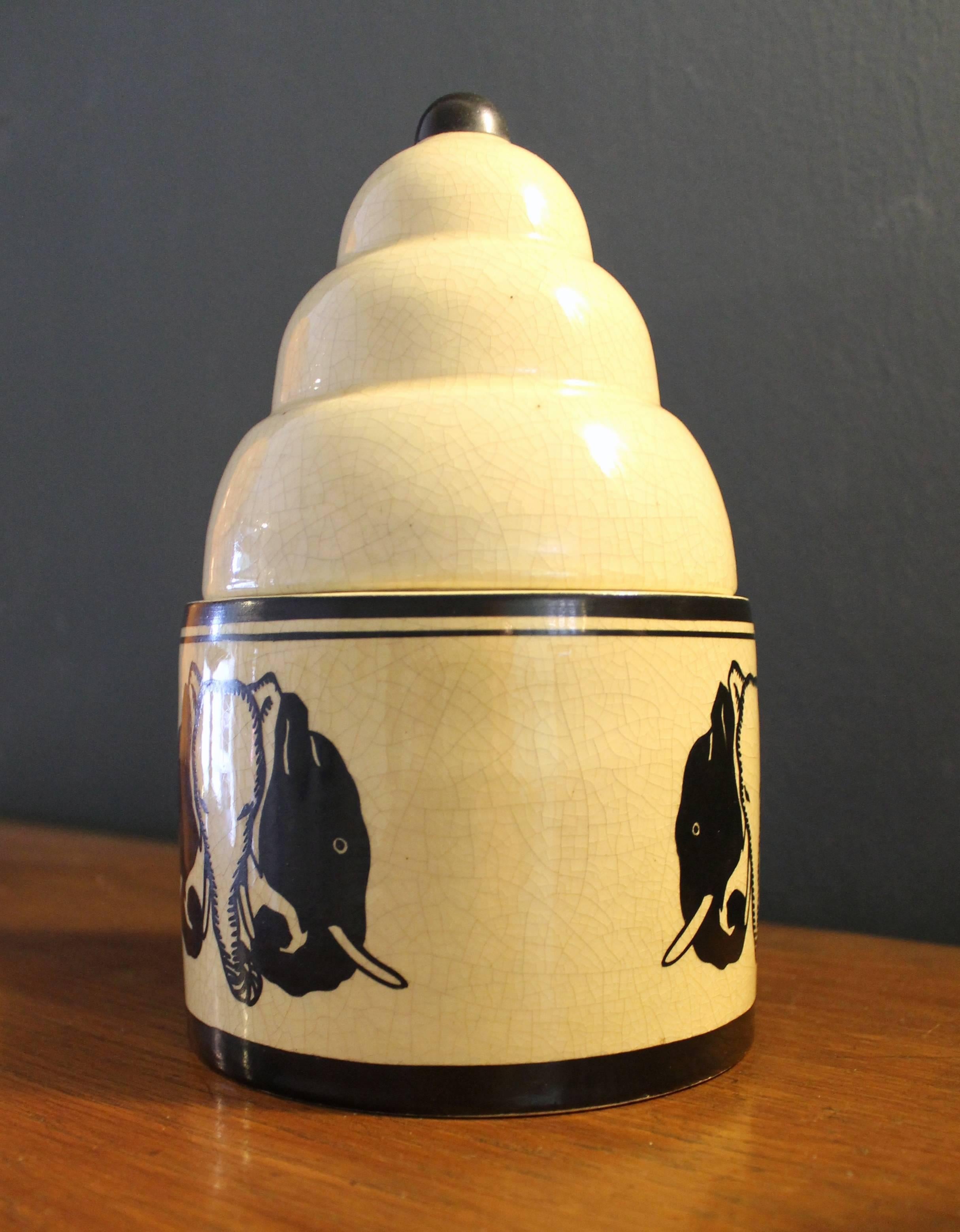 Keramikvase der Keramikfabrik Montiéres aus Amiens (Nordfrankreich), die nur eine sehr kurze Produktionsgeschichte hatte (1917/1933).
Diese Vase im Art déco-Stil gehört zur Serie Samara.