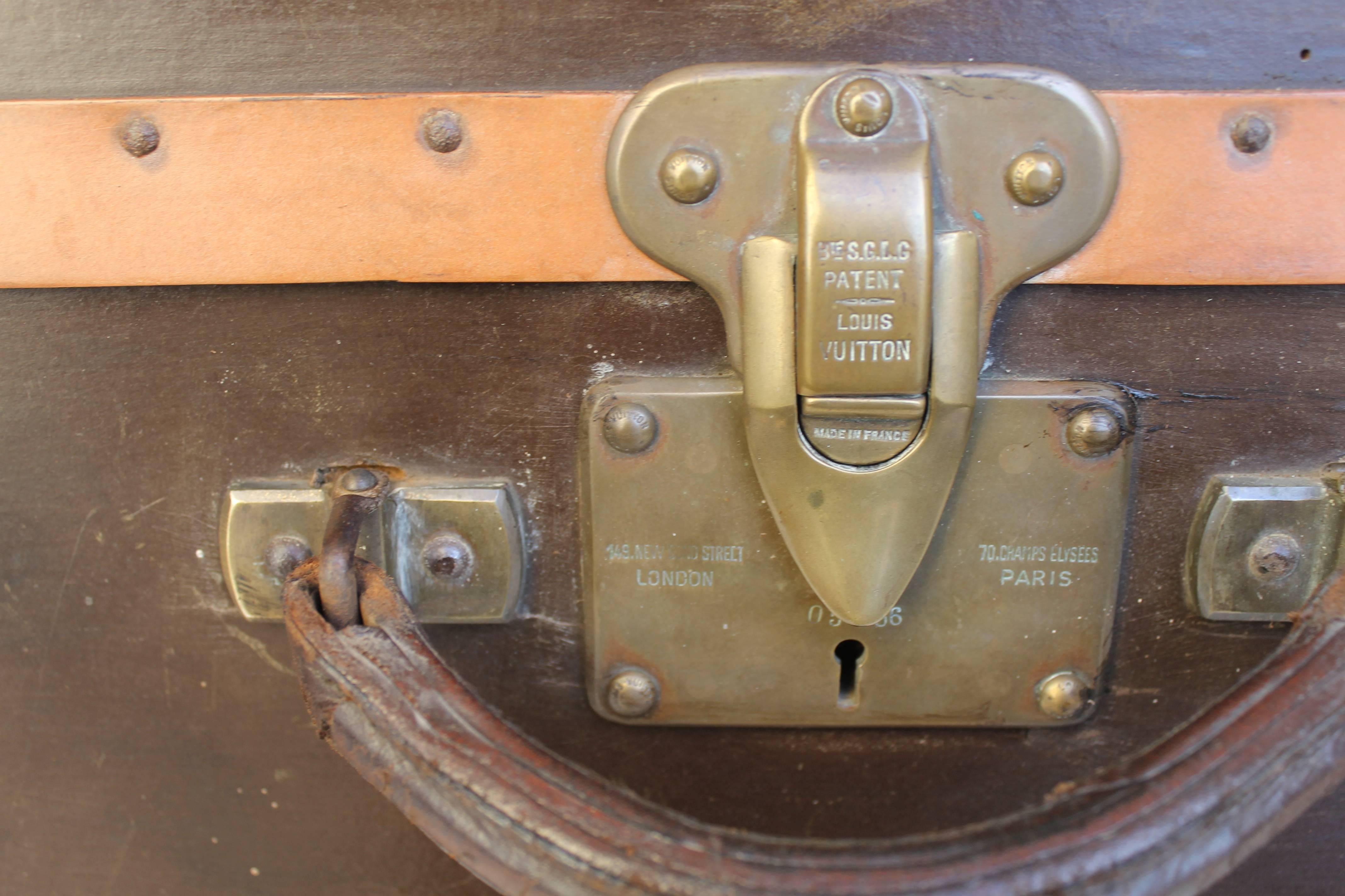 Gravé Louis Vuitton Early 20th Century Luggage Suitcase Brown Leather Brass Locks (Valise en cuir marron) en vente