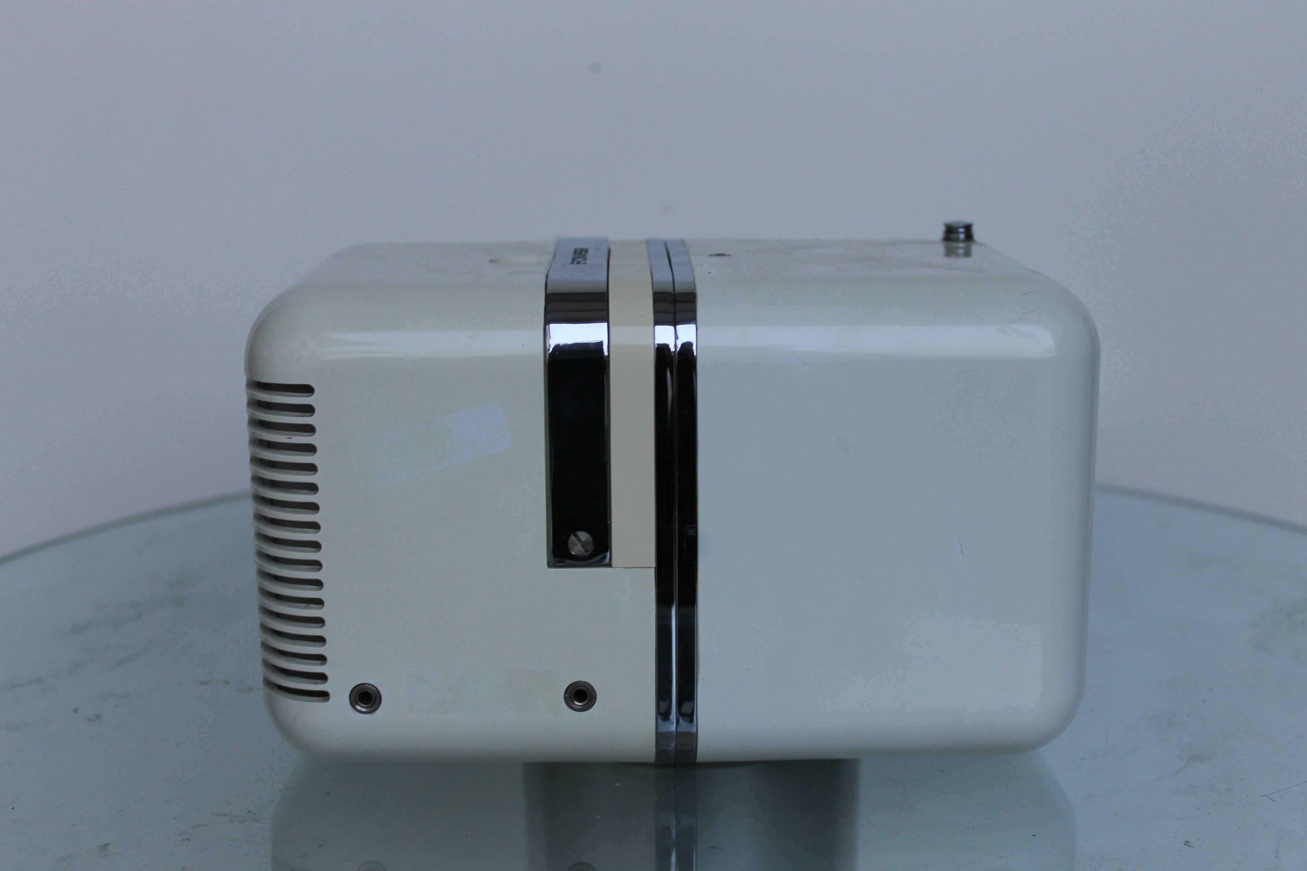 TS-502 cube radio by Brionvega, a cult object of Italian design. The item still works, even if it has a little bump on the back (as pictures).