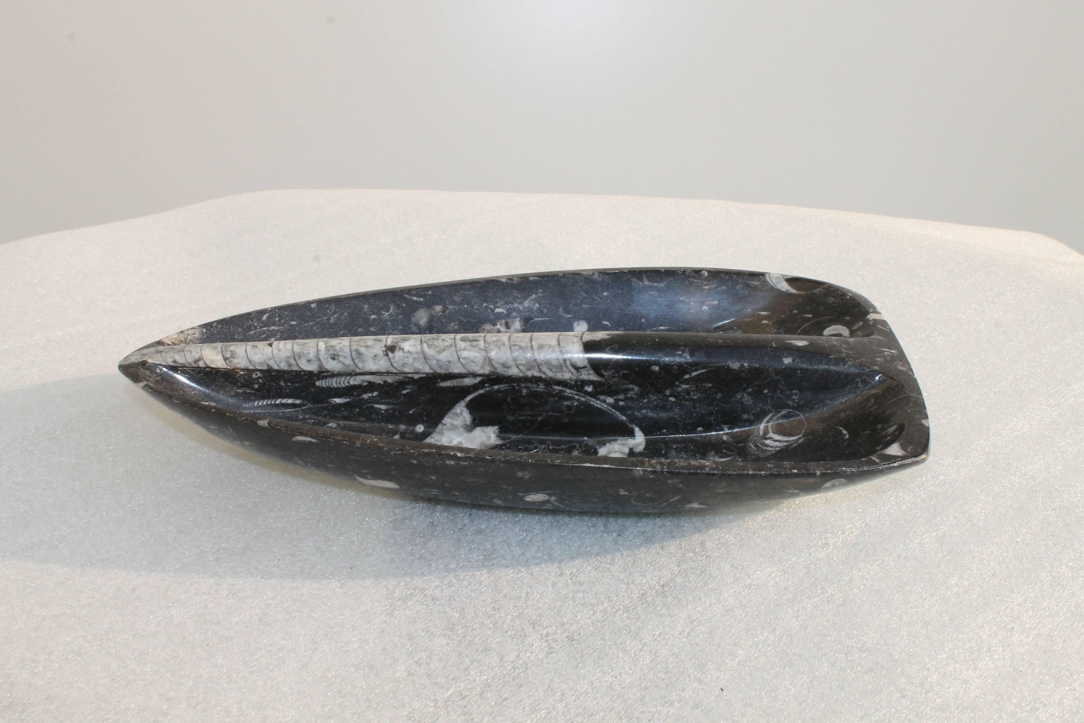 Vide-poche (Taschenentleerer) aus schwarzem und weißem Marmor, datiert um 1960.