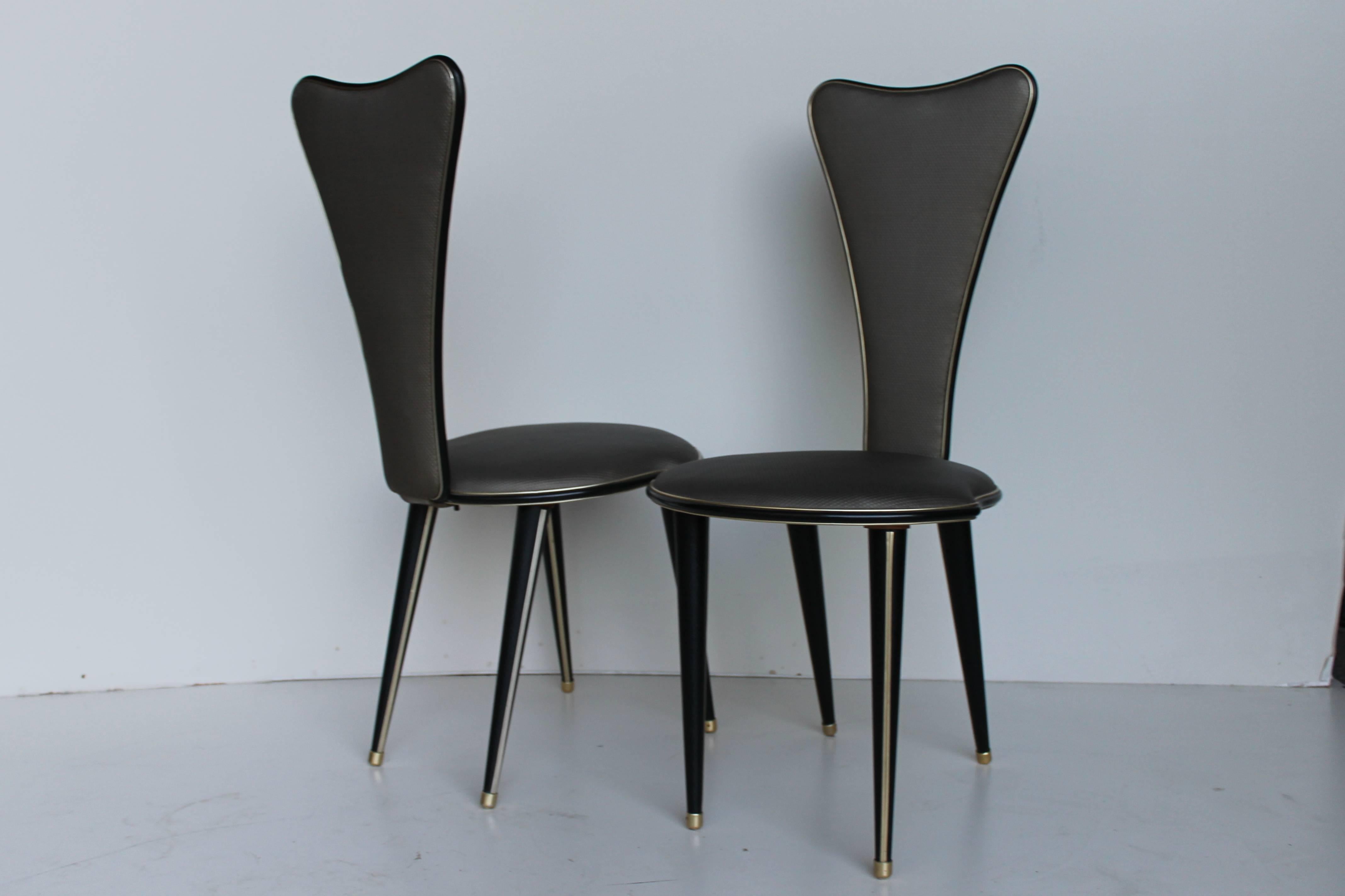 Ein Satz von vier schönen Stühlen, entworfen von Umberto Mascagni für Harrods.

Ein weiterer Satz von vier Stühlen (unterer Sitz) ist verfügbar.
