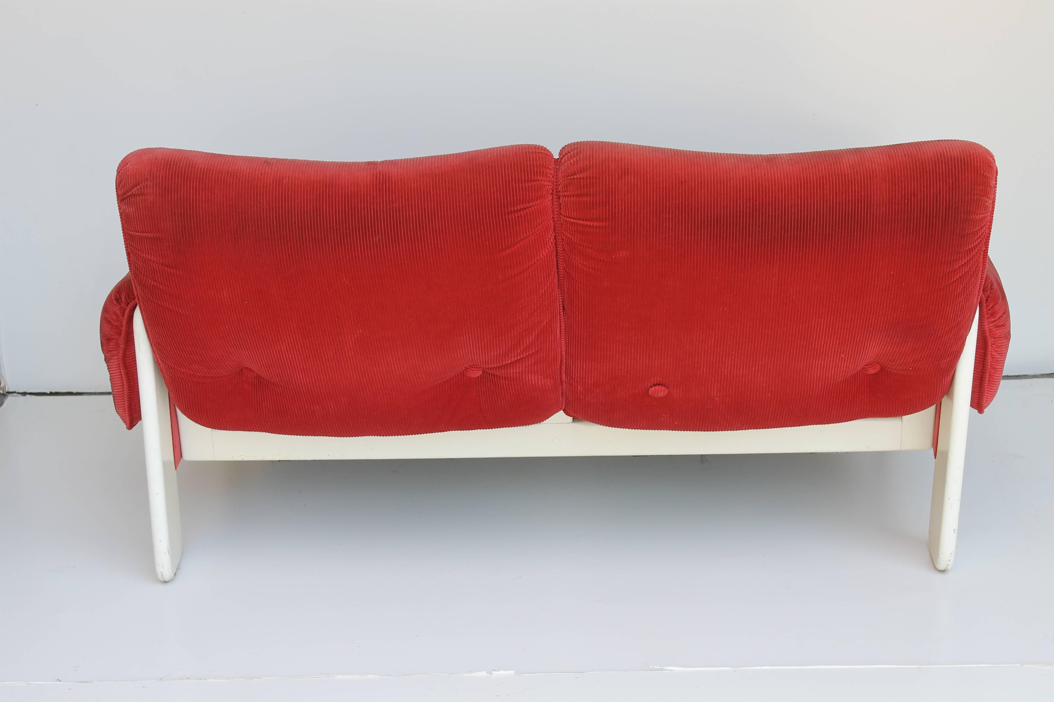Mid-Century Modern Loveseat Sofa Ammanati Vitelli Rossi di Albizzate White Lacquered Wood Red For Sale