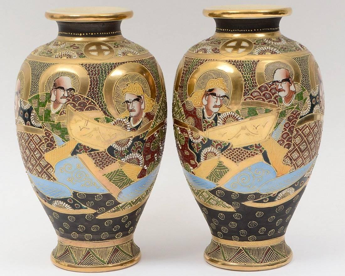 Pair of Early 20th Century Satsuma Japanese Porcelain Vases For Sale 1