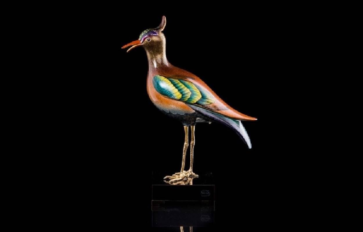 A masterwork of Italian craftsmanship by the Mangani family in partnership with the Oggetti company. This Southern Lapwing bird has a gilt, painted and enameled porcelain body, raised on 24-karat gilt bronze legs.

These birds were made in small