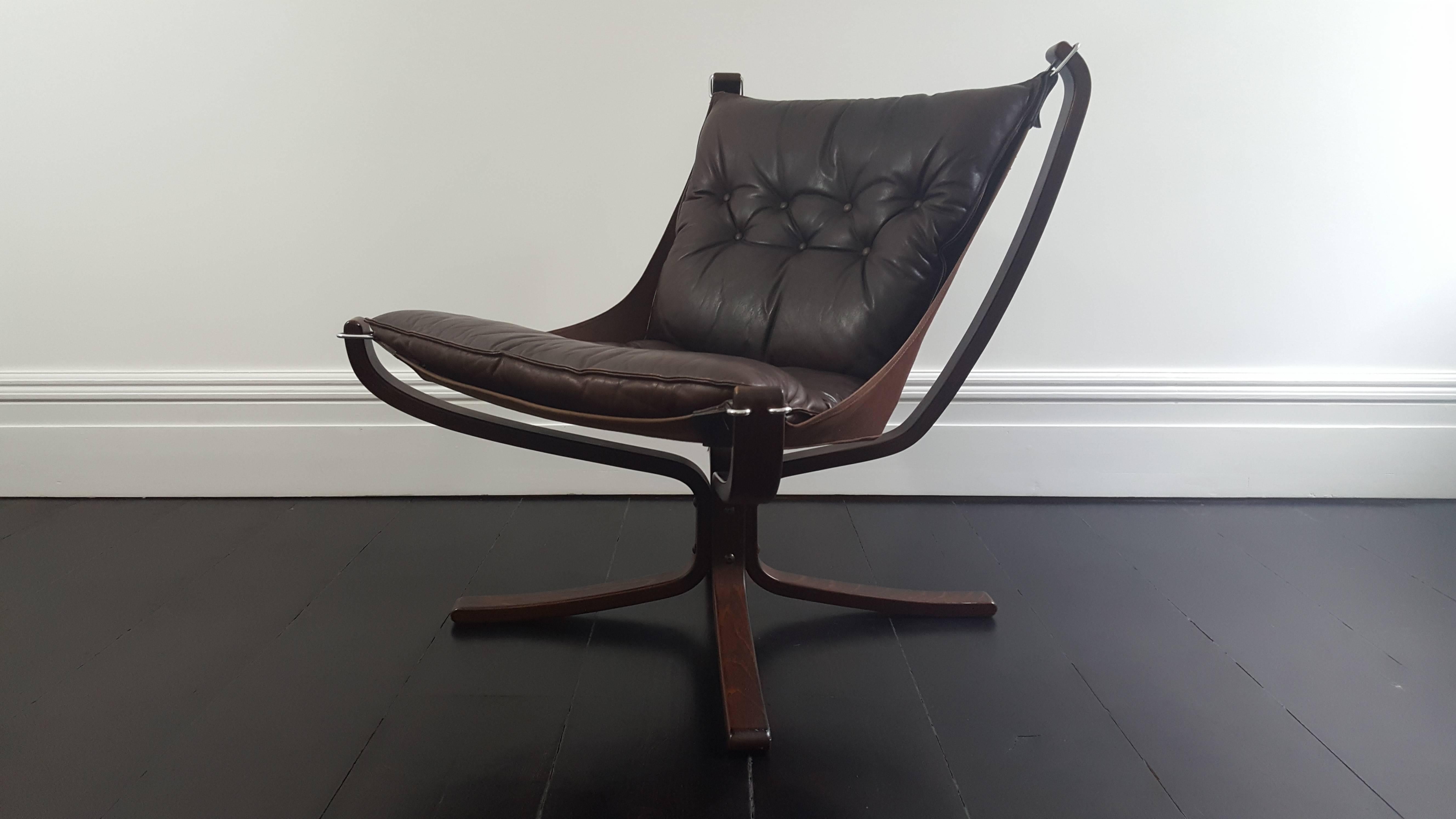 A super comfortable, amazing looking 1970s Sigurd Ressell designed iconic Falcon chair. X-framed with hammock design.

Nice patina, wear commensurate given a vintage piece. Odd scratches to leather, X-frame very good condition with slight
