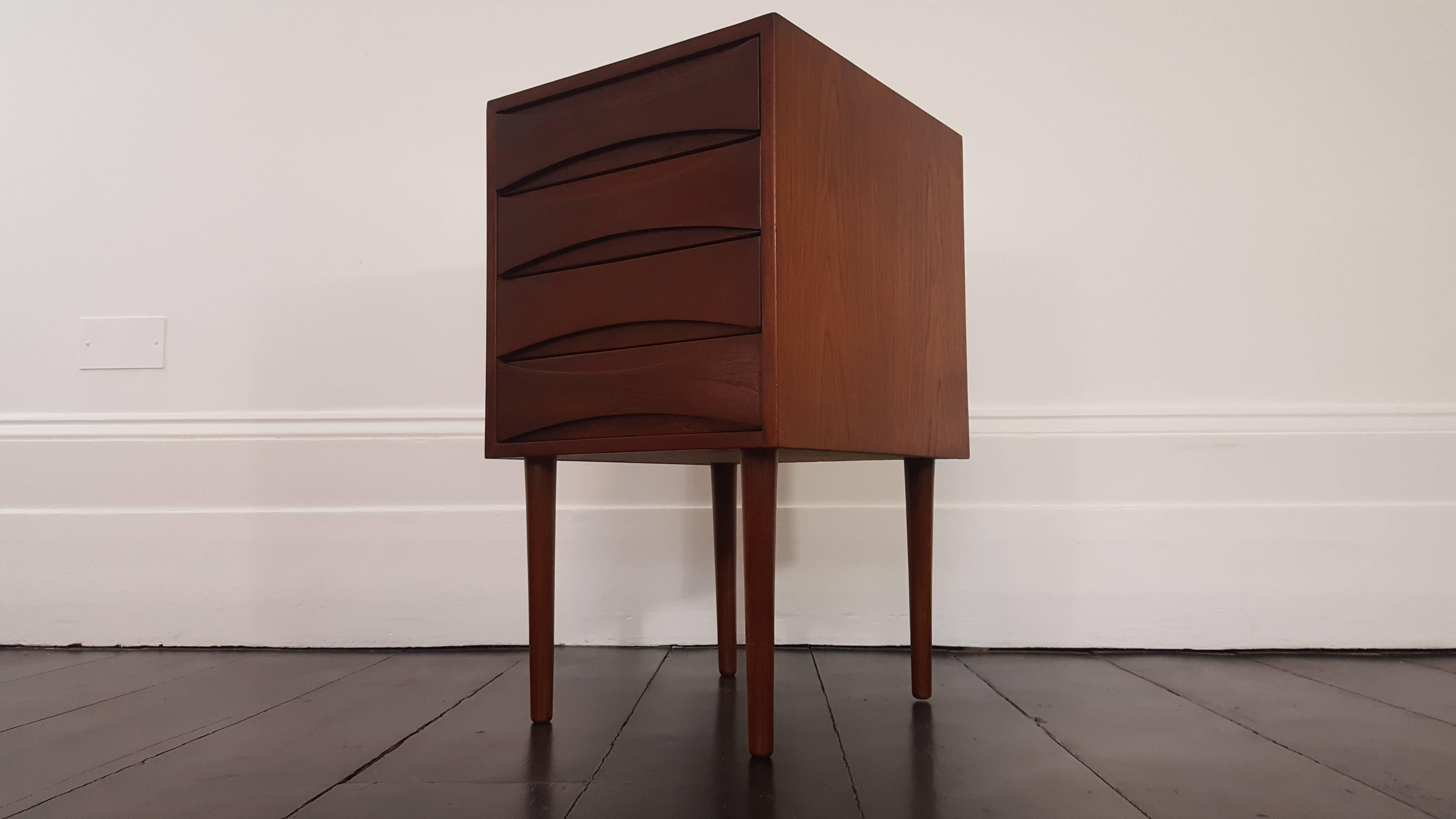 A mid-20th century teak vintage Danish chest of drawers

Global shipping available. 

Size: H 69.5 x D 39 x W 45 cms

Condition: Wear consistent with age and use however the piece has been restored/refinished.

 