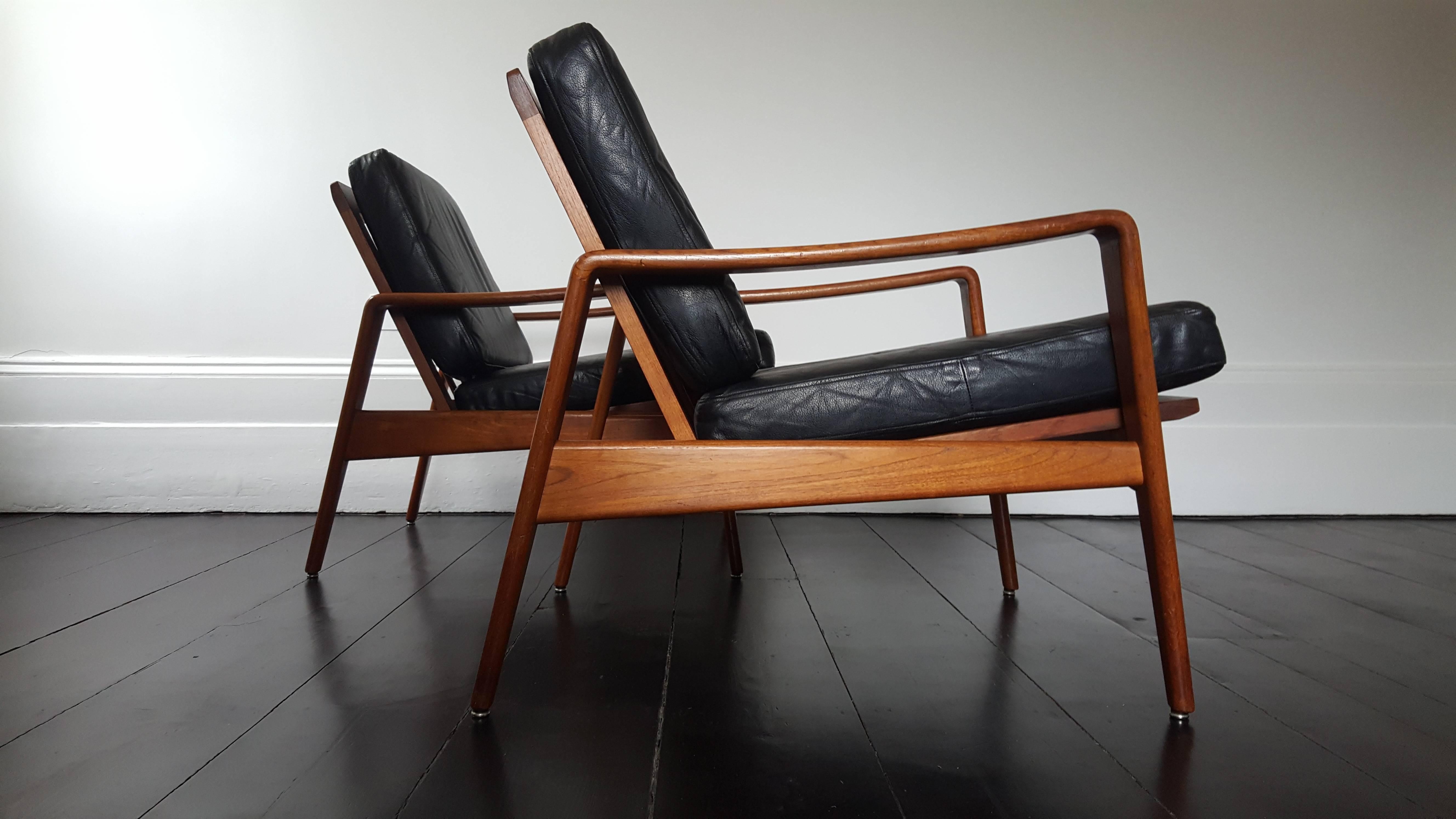 Great lounge chairs by Arne Wahl Iversen manufactured and stamped by Komfort, Denmark, in the 1960s.

Beautifully crafted solid teak frames with original leather upholstery. Great shape and form.

We ship globally! Please contact to discuss. We
