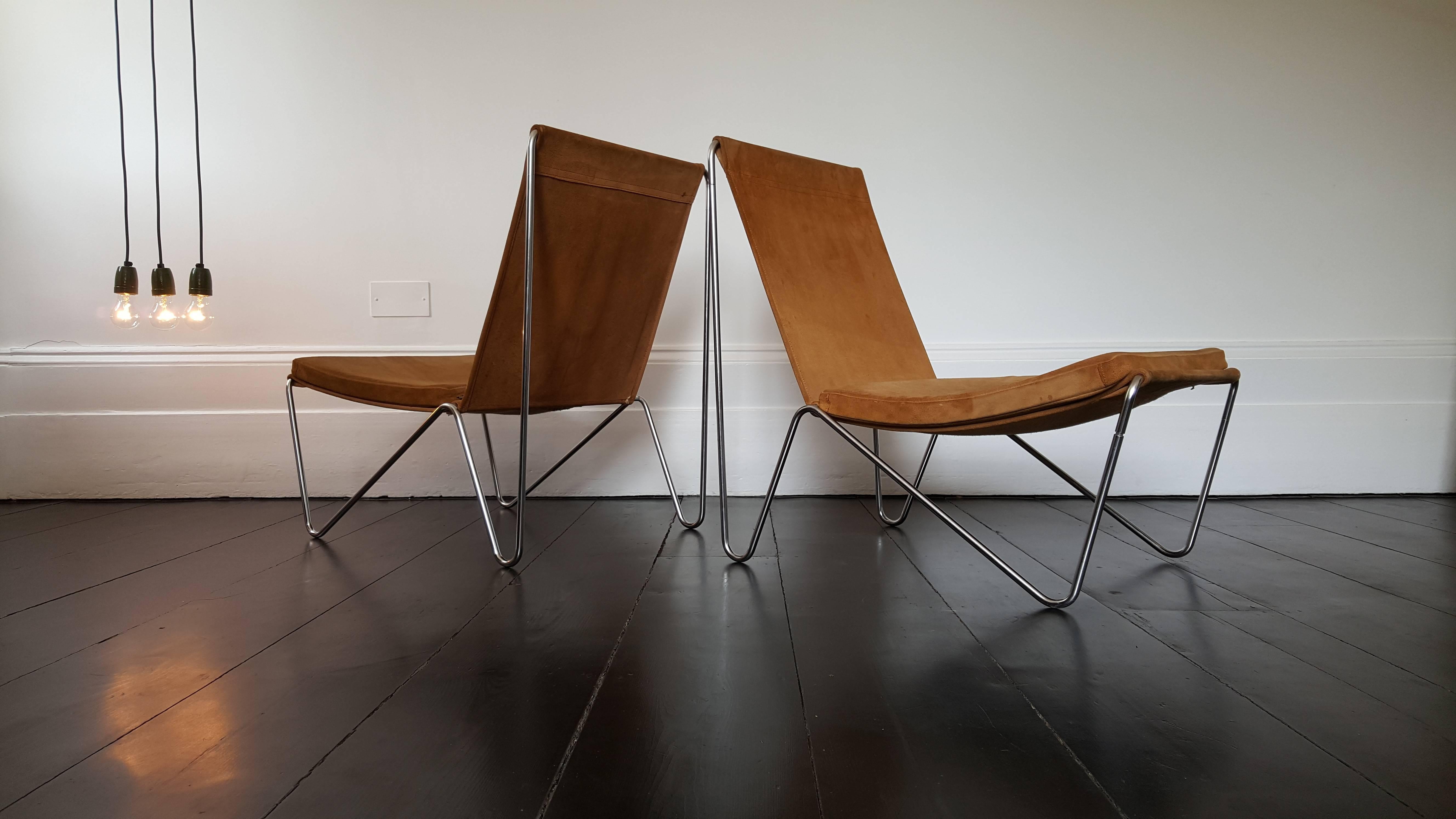 Verner Panton designed Bachelor easy chairs, 1955 for Fritz Hansen, Denmark.

An iconic pair of minimal suede Bachelor easy chairs designed by Verner Panton, and manufactured by Fritz Hansen, Denmark in 1955. 

We ship globally - please contact to