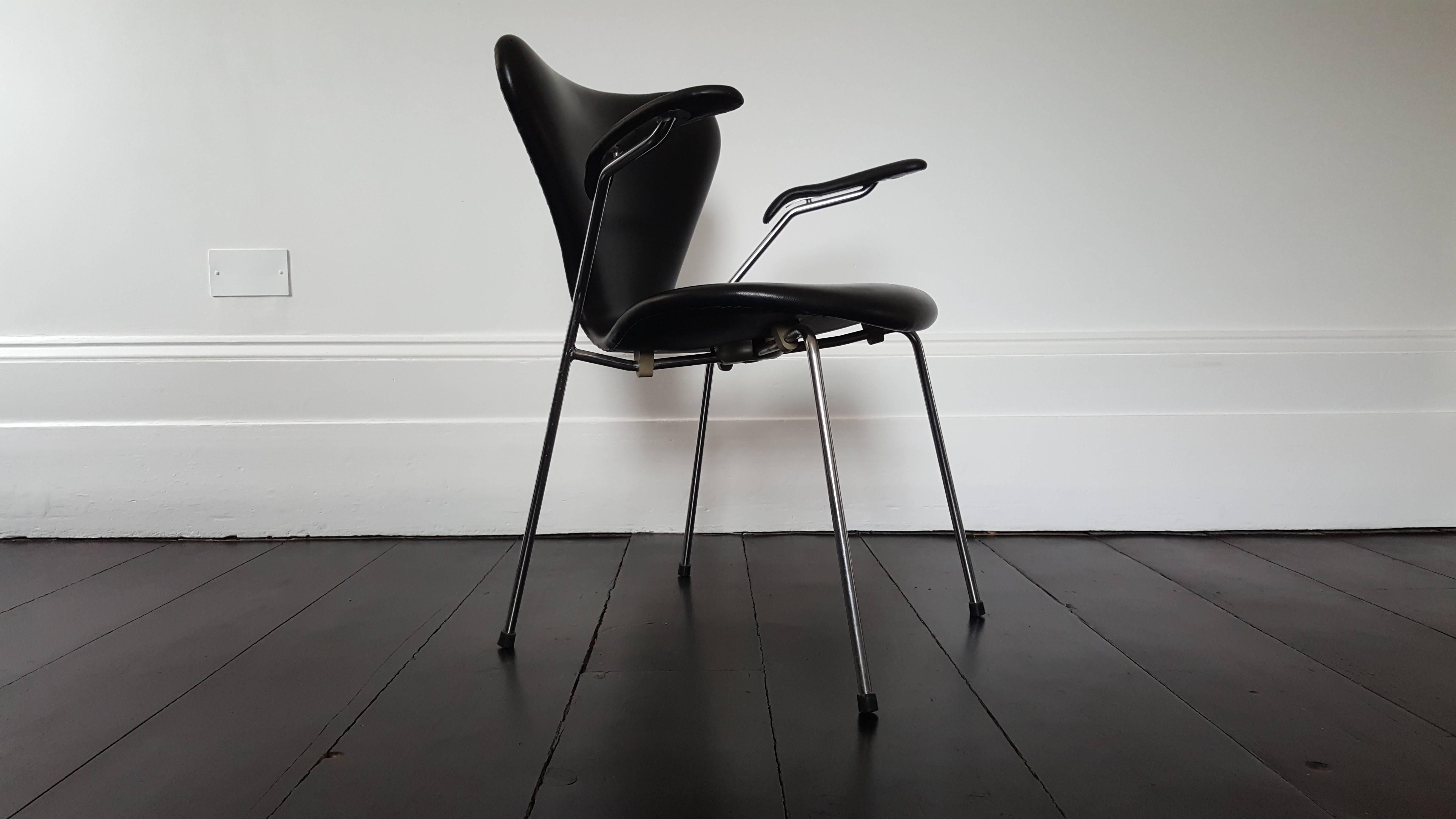 Model 3207 series 7 armchair in faux leather by Arne Jacobsen for Fritz Hansen, produced in 1967

Arne Jacobsen 'series 7' model 3207 armchair in faux leather produced by Fritz Hansen in 1967. Great ergonomic design and one of the most iconic and