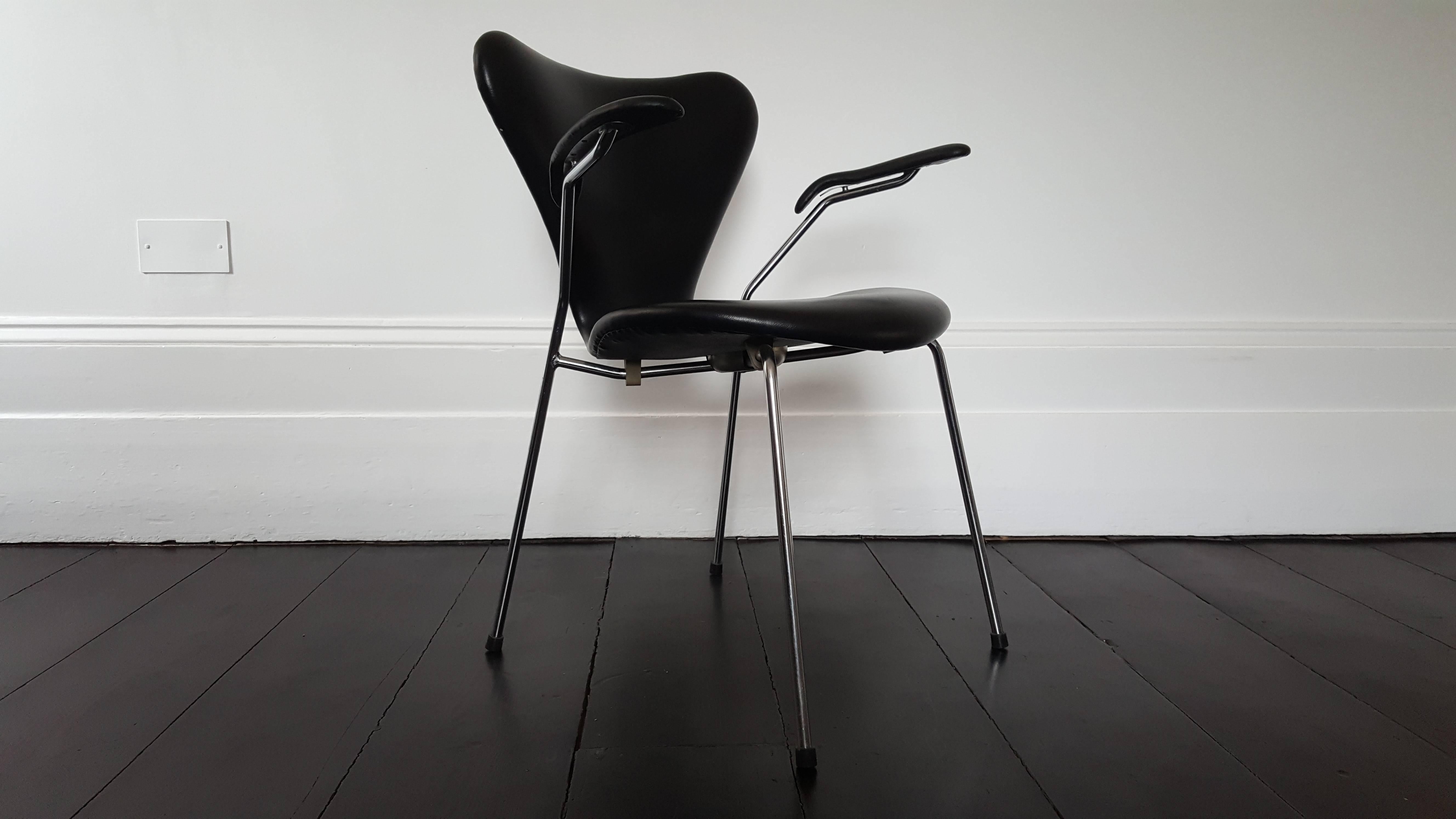 Mid-Century Modern Model 3207 Series 7 Armchair in Faux Leather by Arne Jacobsen for Fritz Hansen