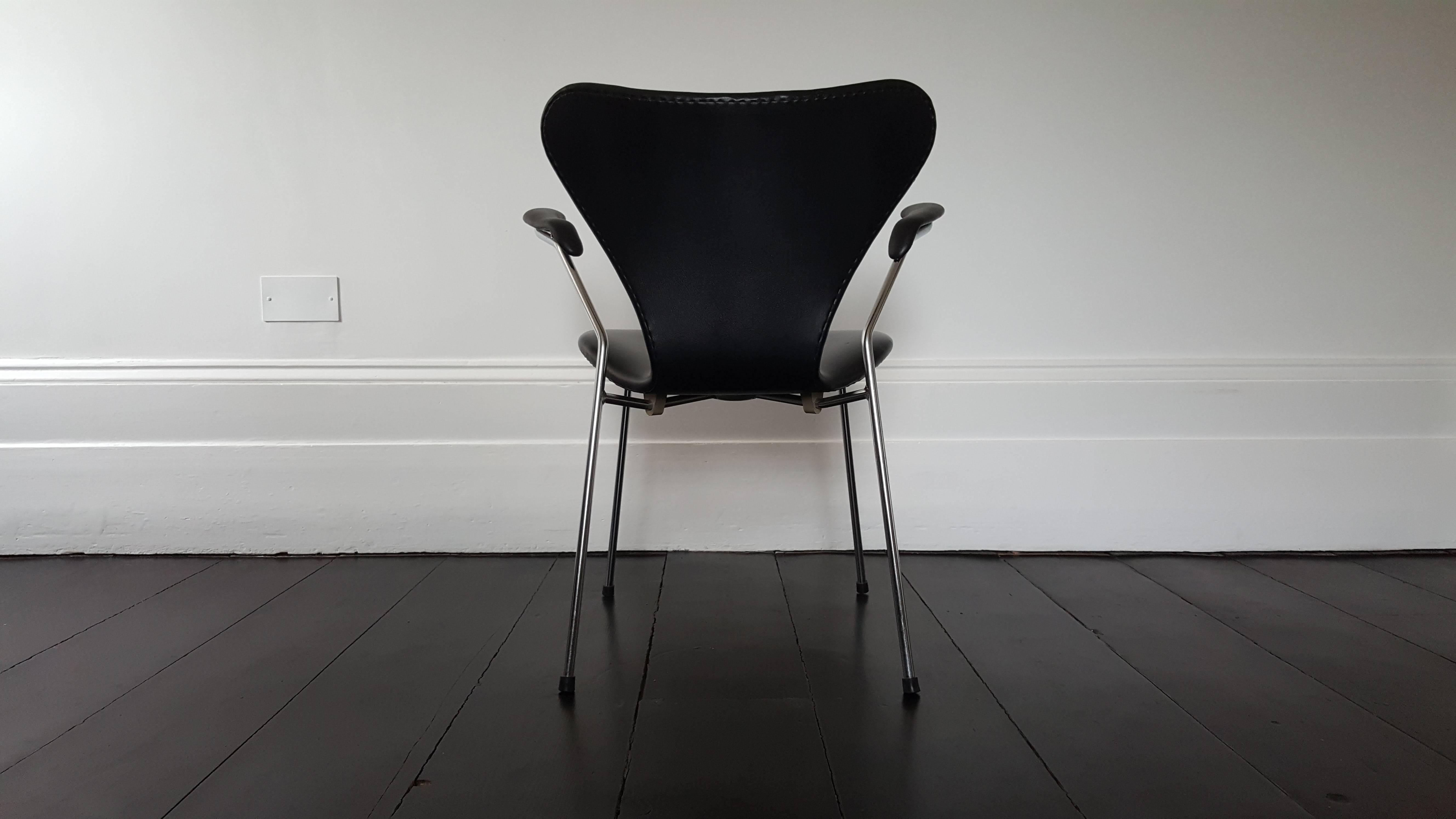 Model 3207 Series 7 Armchair in Faux Leather by Arne Jacobsen for Fritz Hansen In Good Condition In London Road, Baldock, Hertfordshire