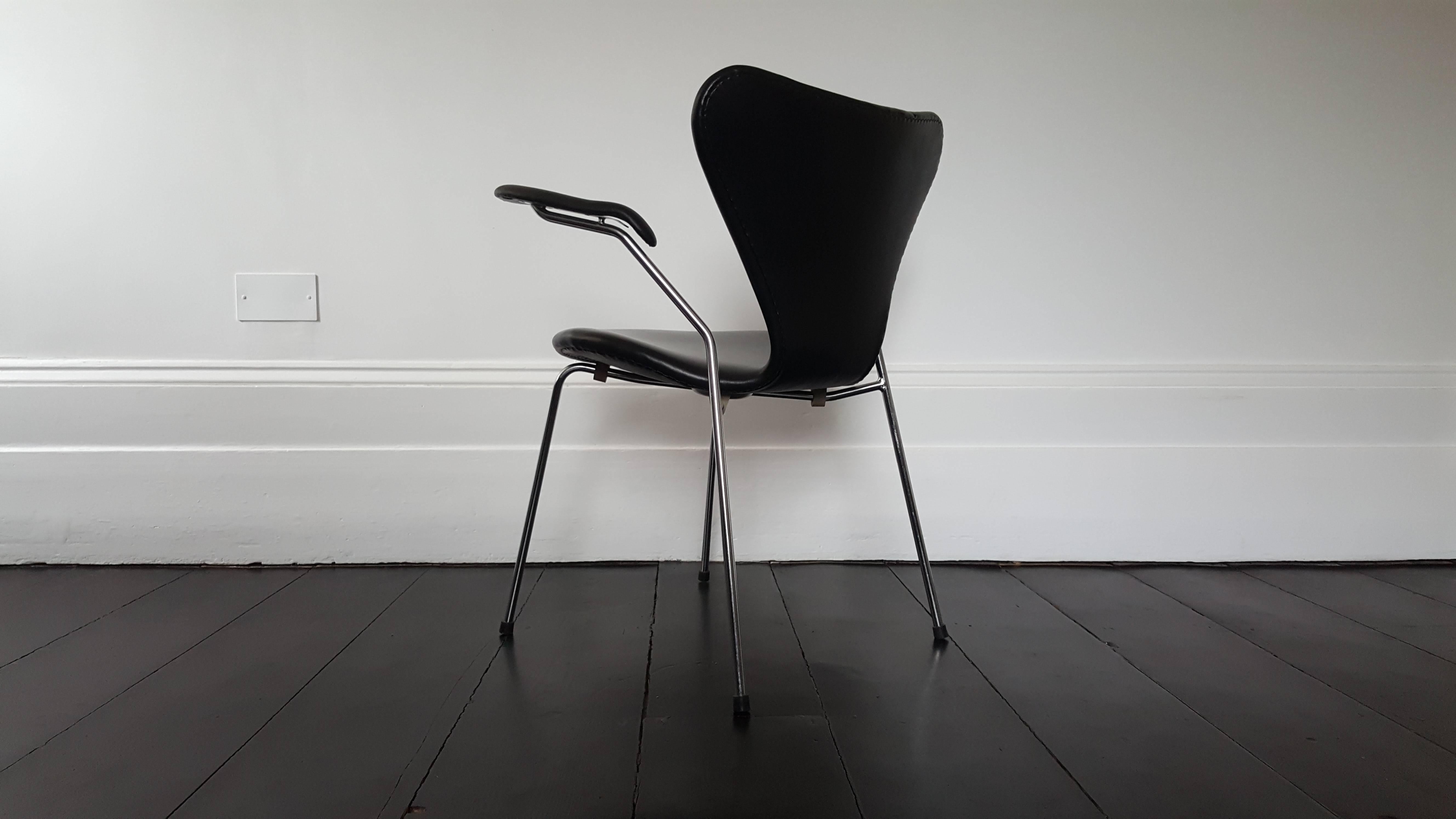 20th Century Model 3207 Series 7 Armchair in Faux Leather by Arne Jacobsen for Fritz Hansen