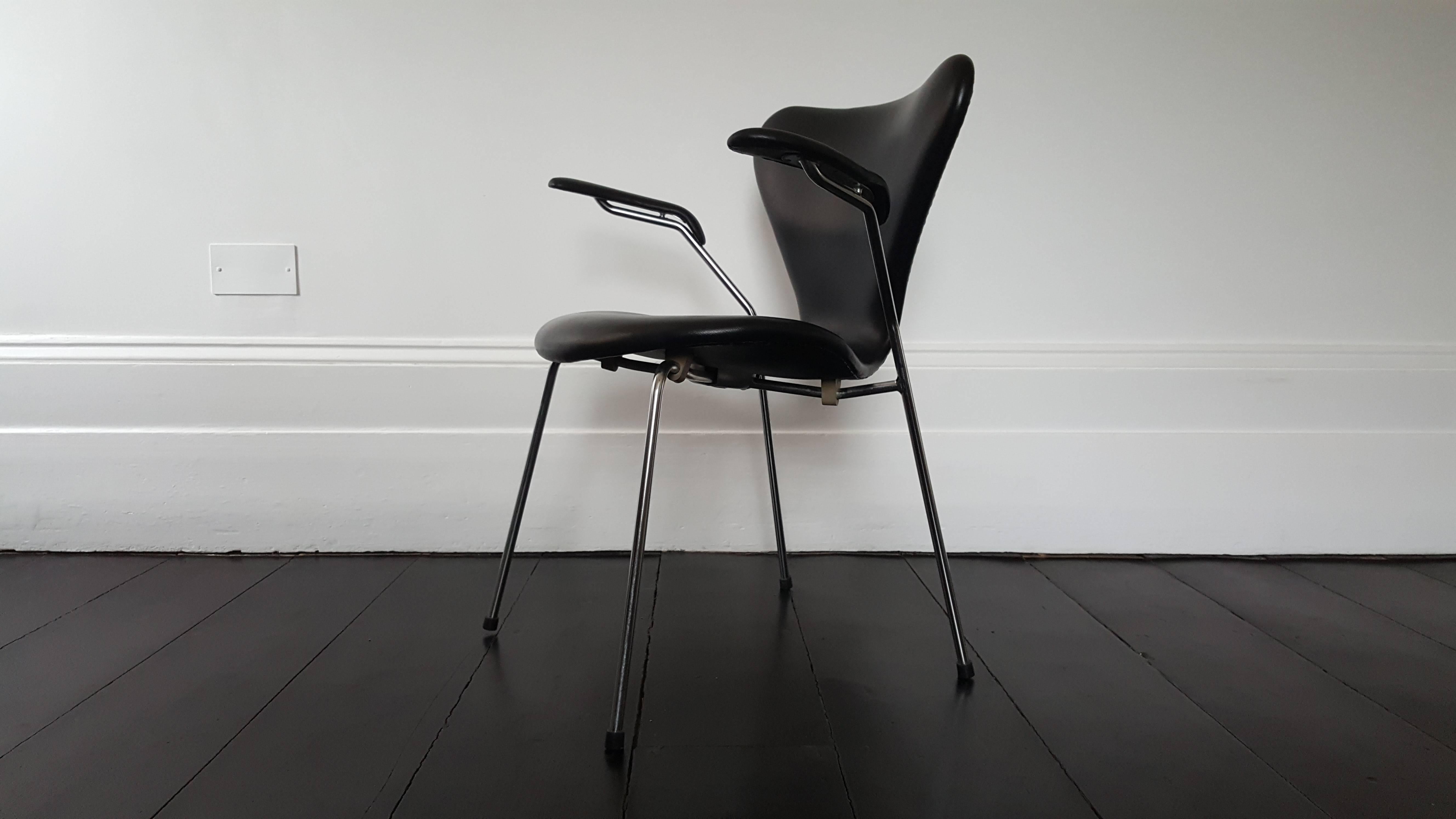 Model 3207 Series 7 Armchair in Faux Leather by Arne Jacobsen for Fritz Hansen 1
