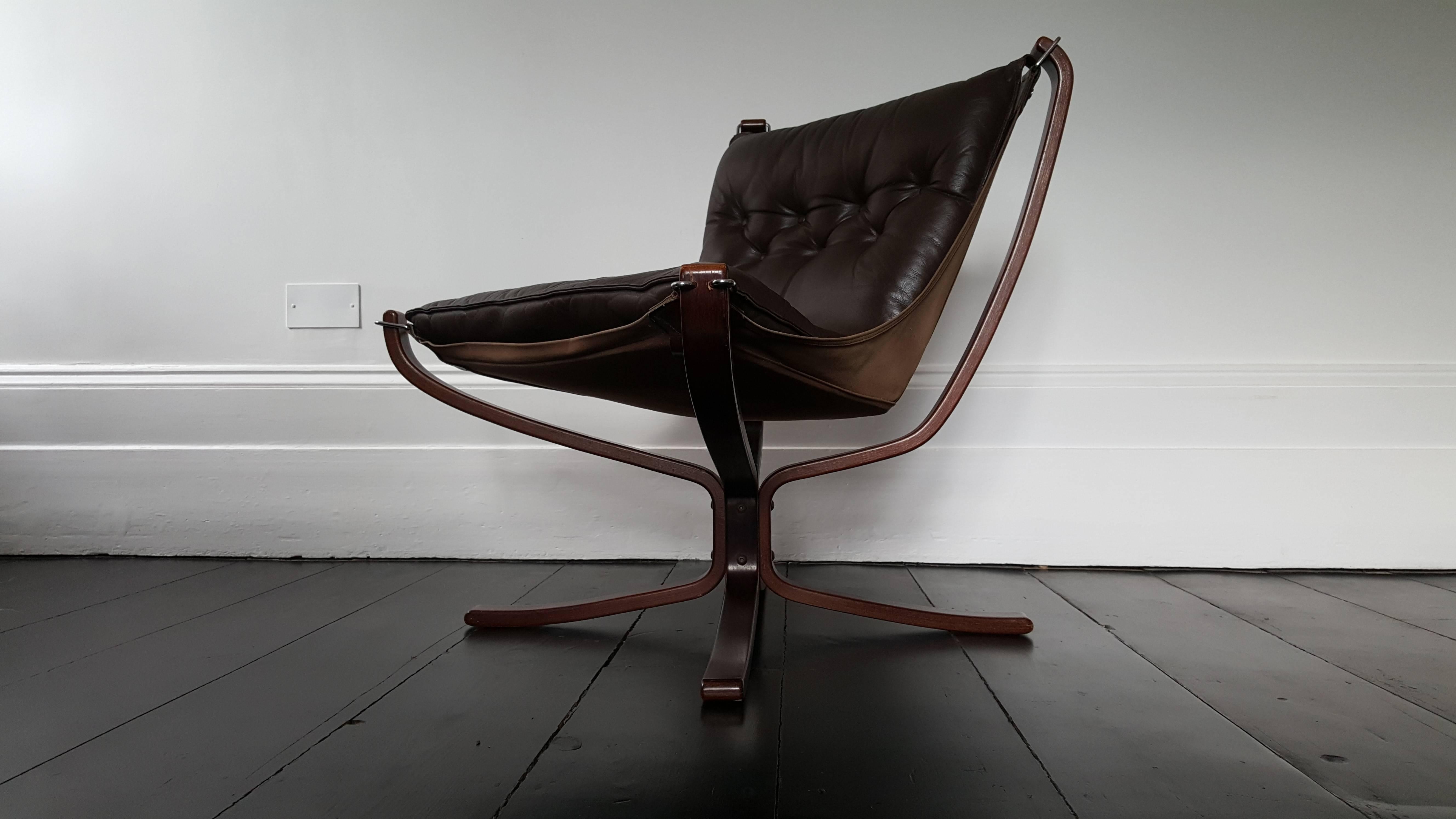 Vintage low-backed X-framed Sigurd Ressell designed Falcon chair, 1970s.

A super comfortable, amazing looking 1970s Sigurd Resell designed iconic Falcon chair. X framed with hammock design. Produced by Vatne Mobler, Norway.
     