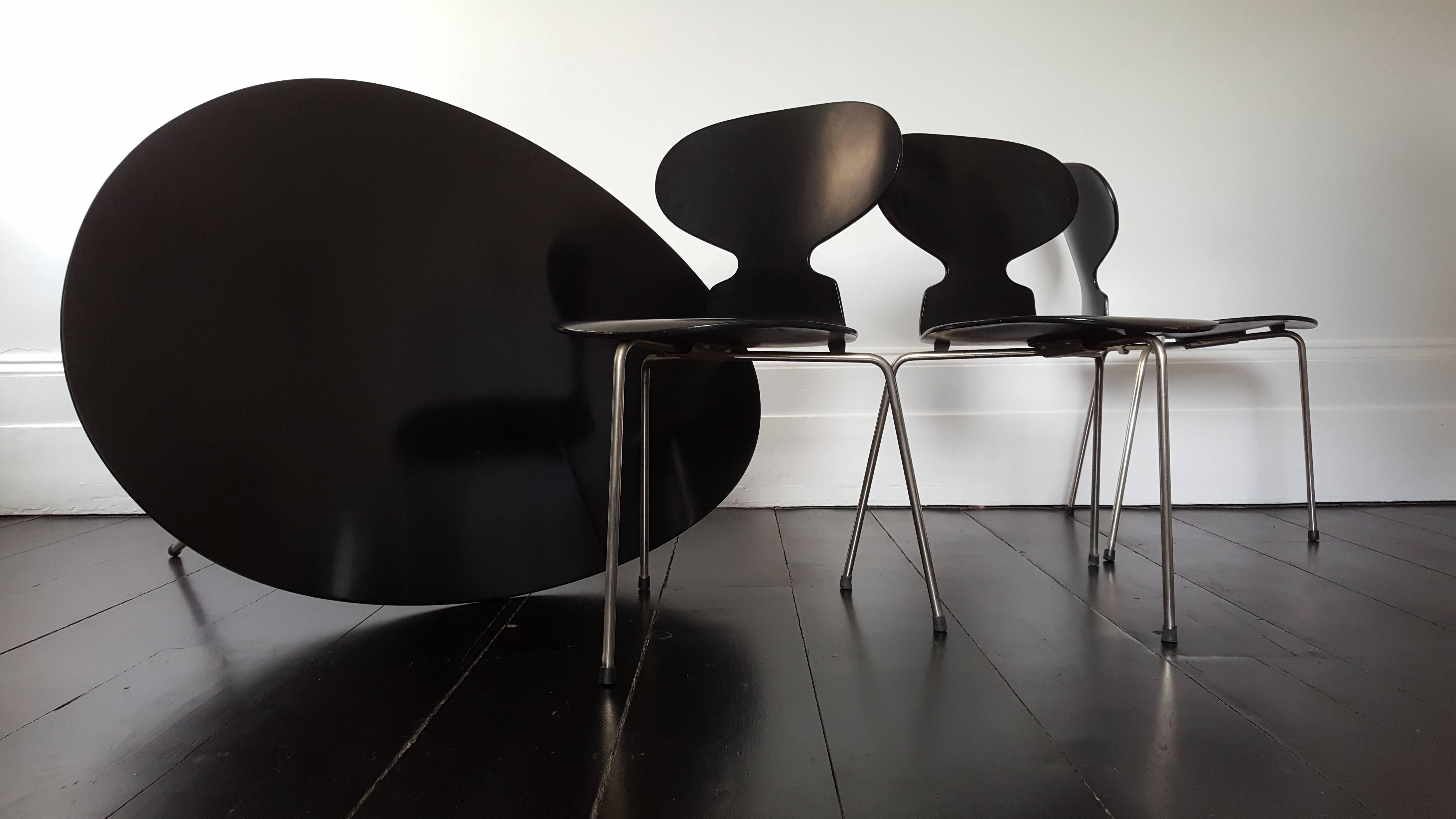 An Arne Jacobsen egg table and four "Ant" chairs for Fritz Hansen

Arne Jacobsen egg table (Model 3603) and four "Ant" chairs for Fritz Hansen finished with finished with original black lacquer on steel legs. 

Originally