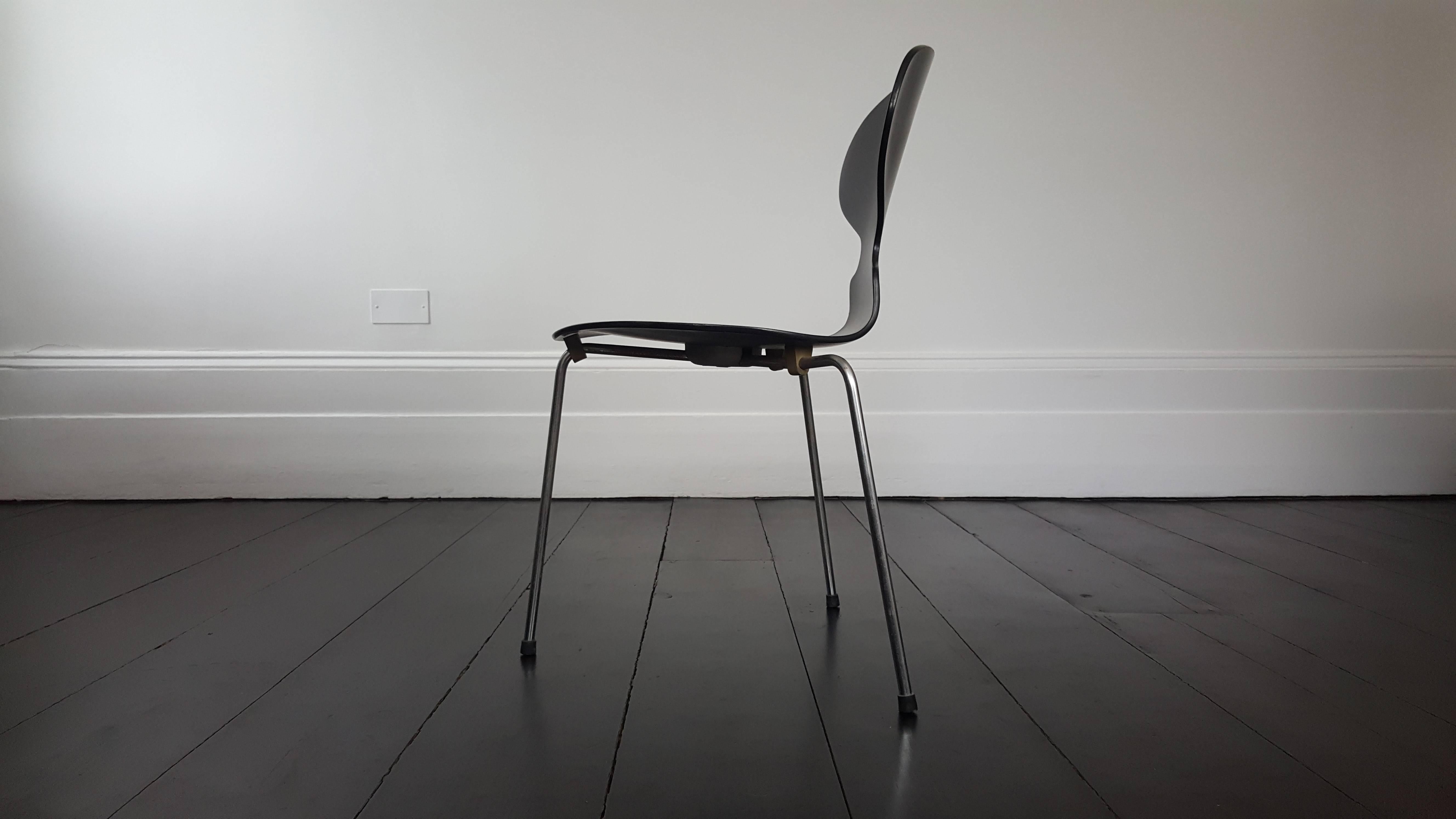 Iconic model 3100 'Ant' chair by Arne Jacobsen for Fritz Hansen.

Model 3100 'Ant' chairs were designed by Arne Jacobsen in 1952. This piece produced in 1965. Black lacquered bentwood on steel frame.

Condition: Wear commensurate with age and use.
