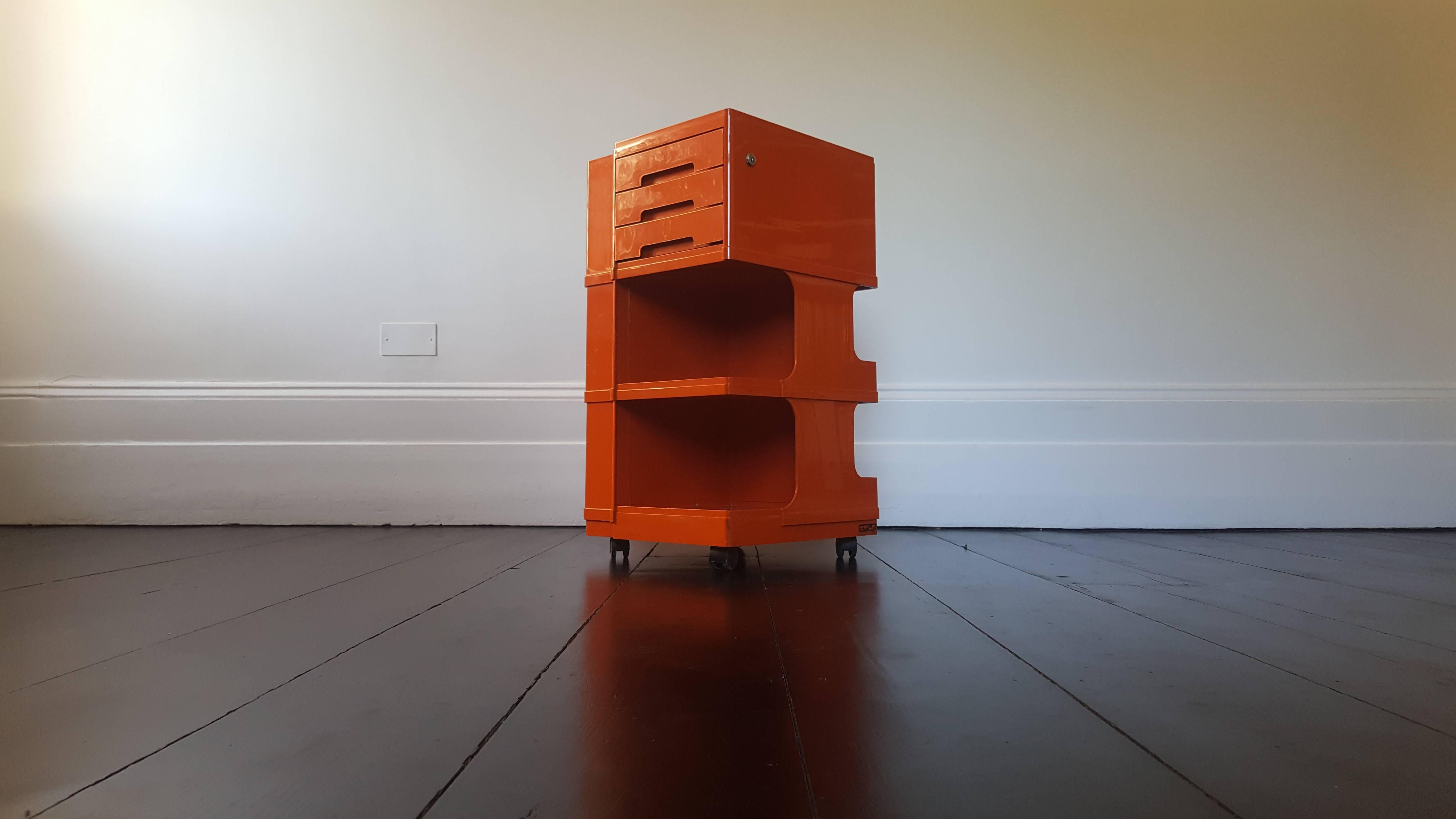 A Mid-Century Italian Giovanni Pelis designed pop-modern orange ABS plastic artist’s work trolley manufactured by Stile Neolt, Italy.

This is the most iconic product of Neolt's history. Designed in 1967 and produced in the 1970s.

  