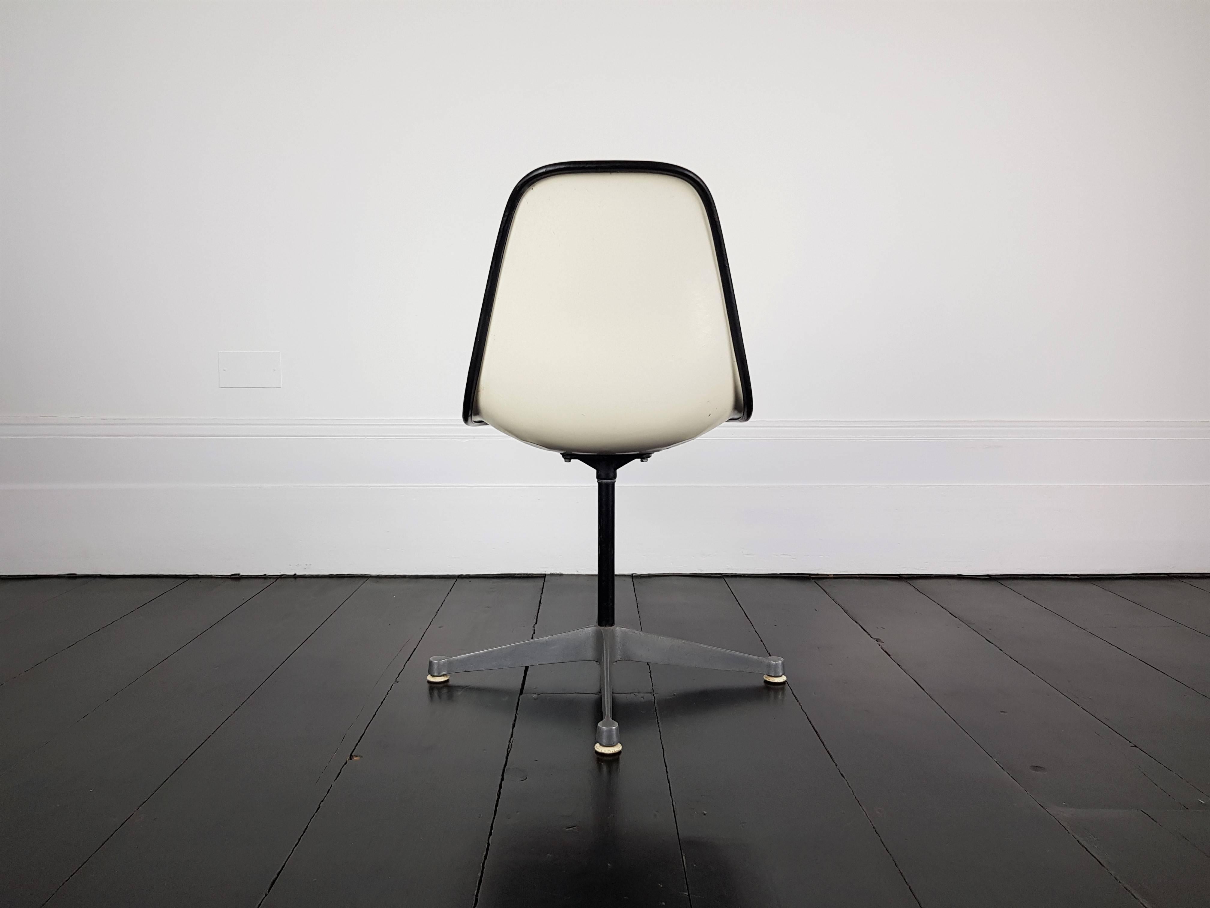 Ein originaler:: mit Vinyl gepolsterter Charles und Ray Eames Fiberglas-Schalenstuhl auf einem drehbaren Untergestell. Hergestellt von Herman Miller:: gestempelt 1975 

         