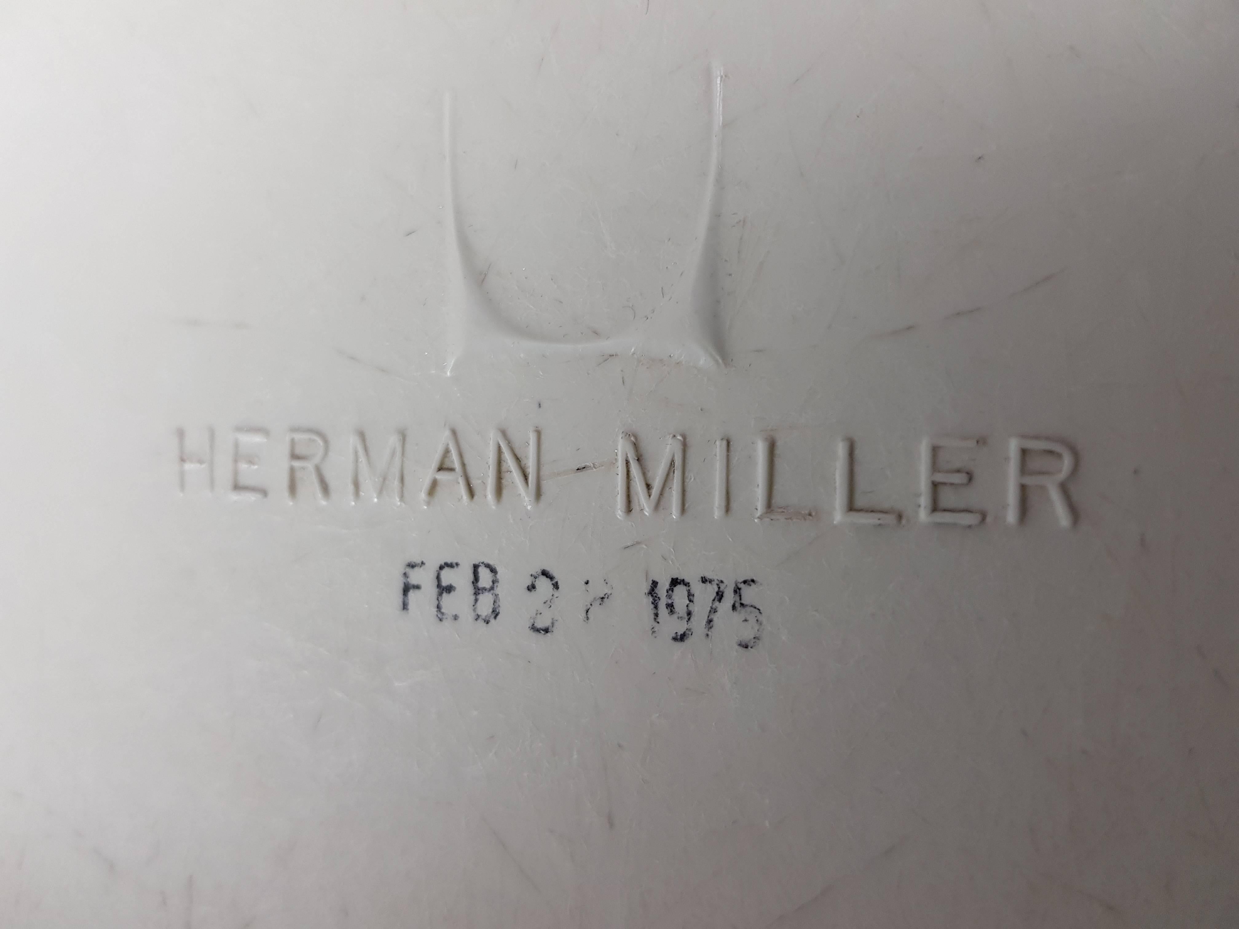 Vintage Vinyl gepolstert Eames Drehstuhl auf Contractor Basis:: Herman Miller (Stahl)