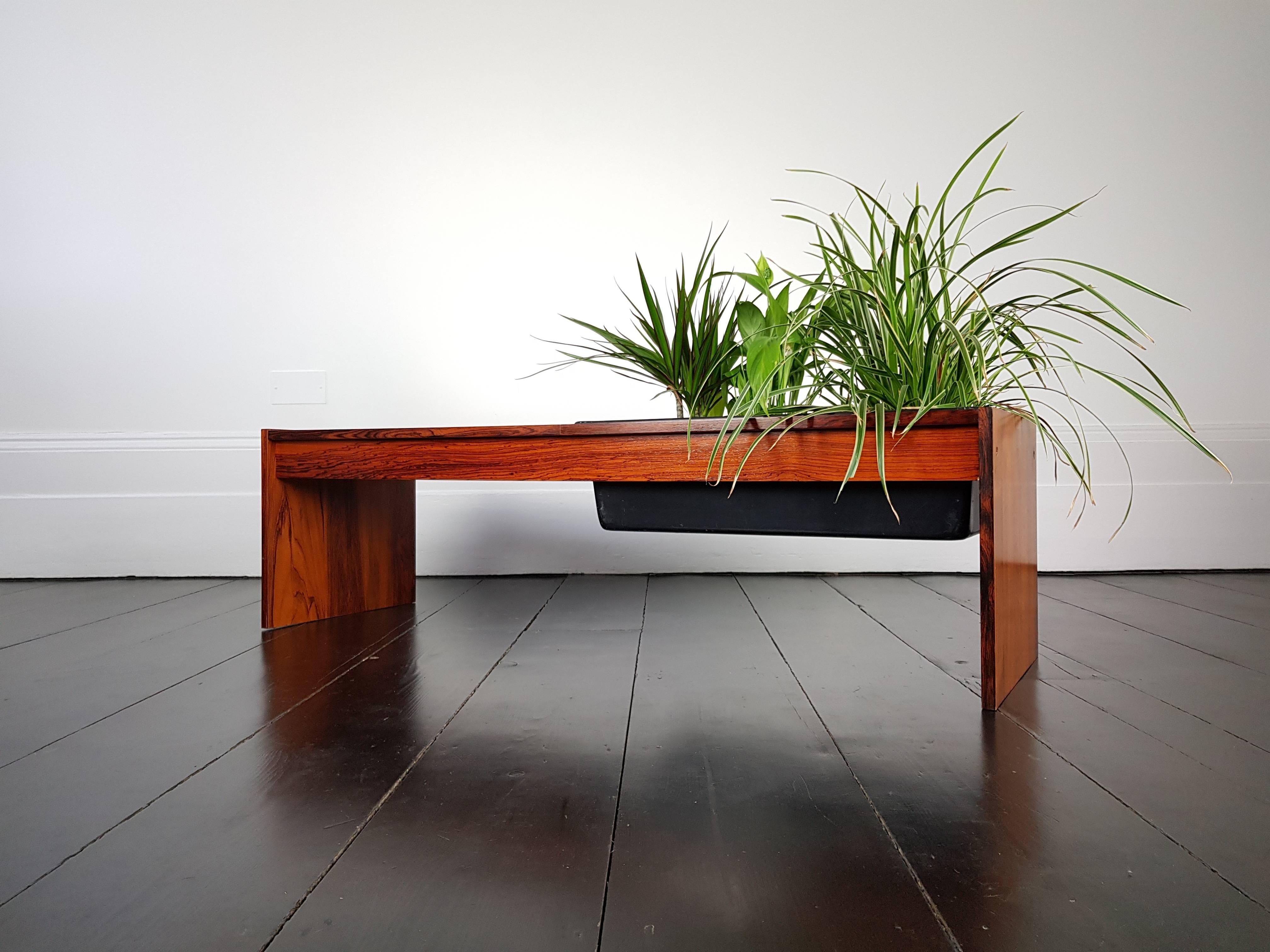 A stunning vintage 1960s Danish planter with rosewood veneer which features impressive grain.

 