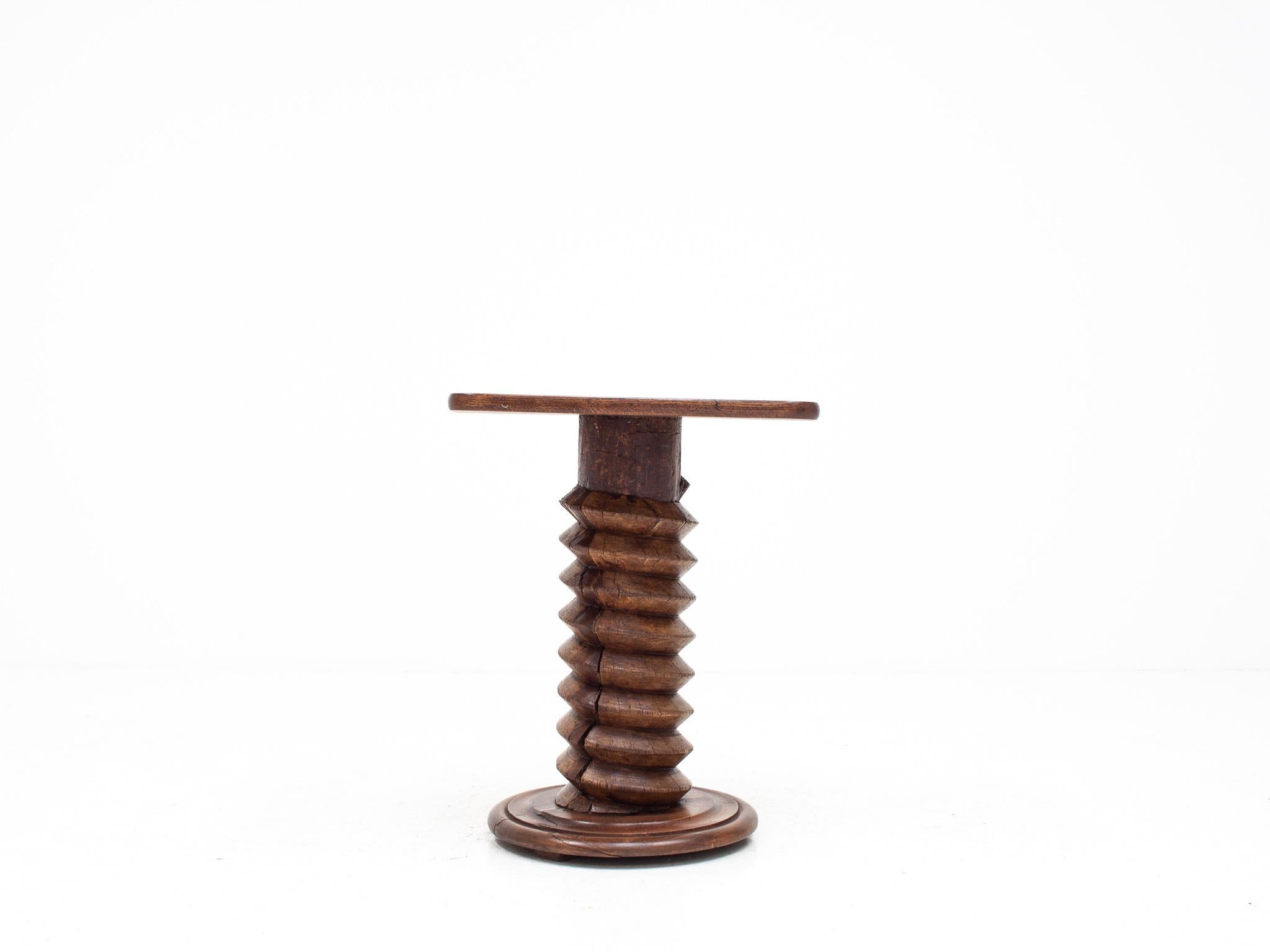Mid-Century Modern Table à vin française, colonne de vis tournée, rappelant Charles Dudouyt en vente