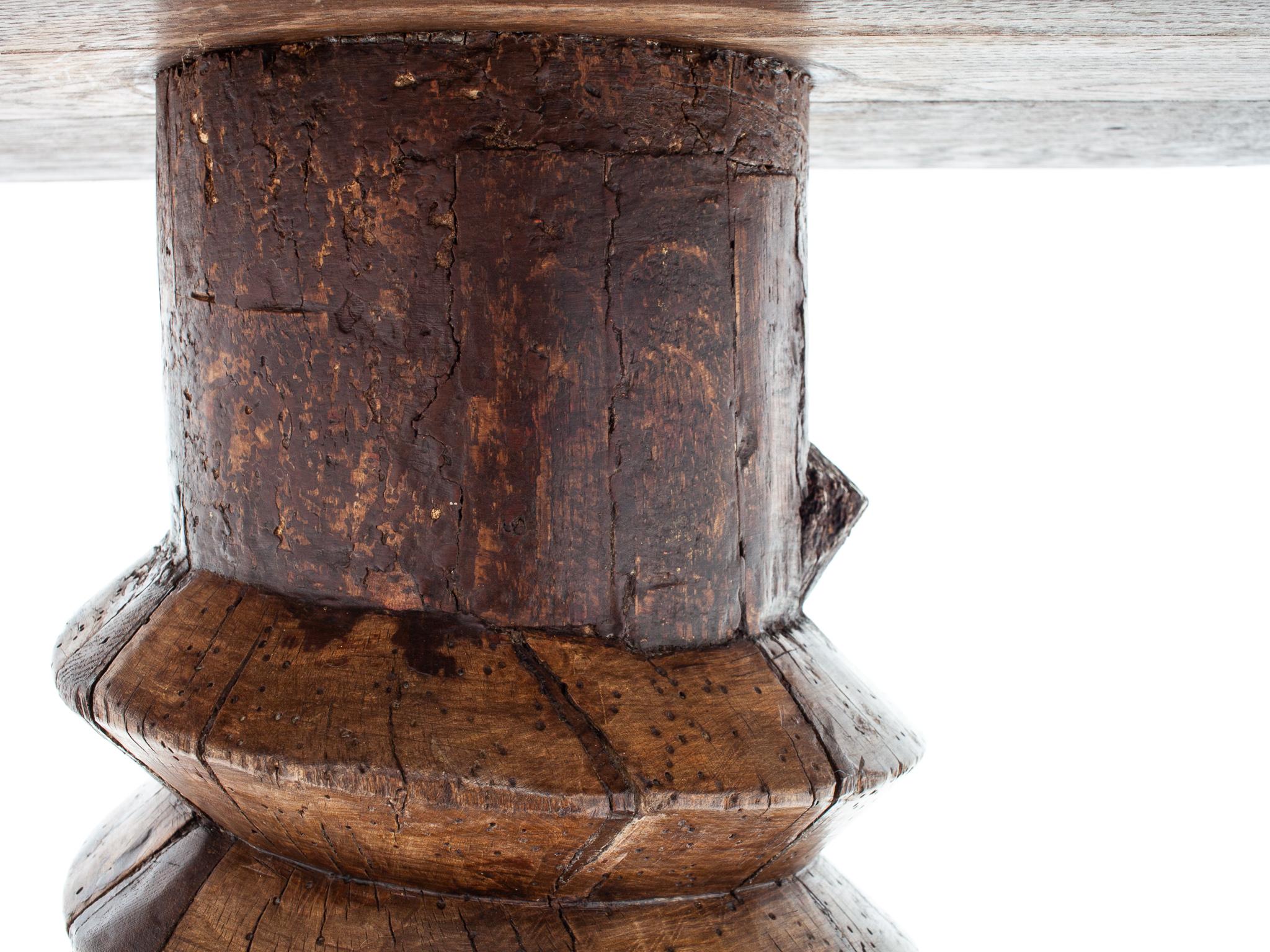 Bois Table à vin française, colonne de vis tournée, rappelant Charles Dudouyt en vente