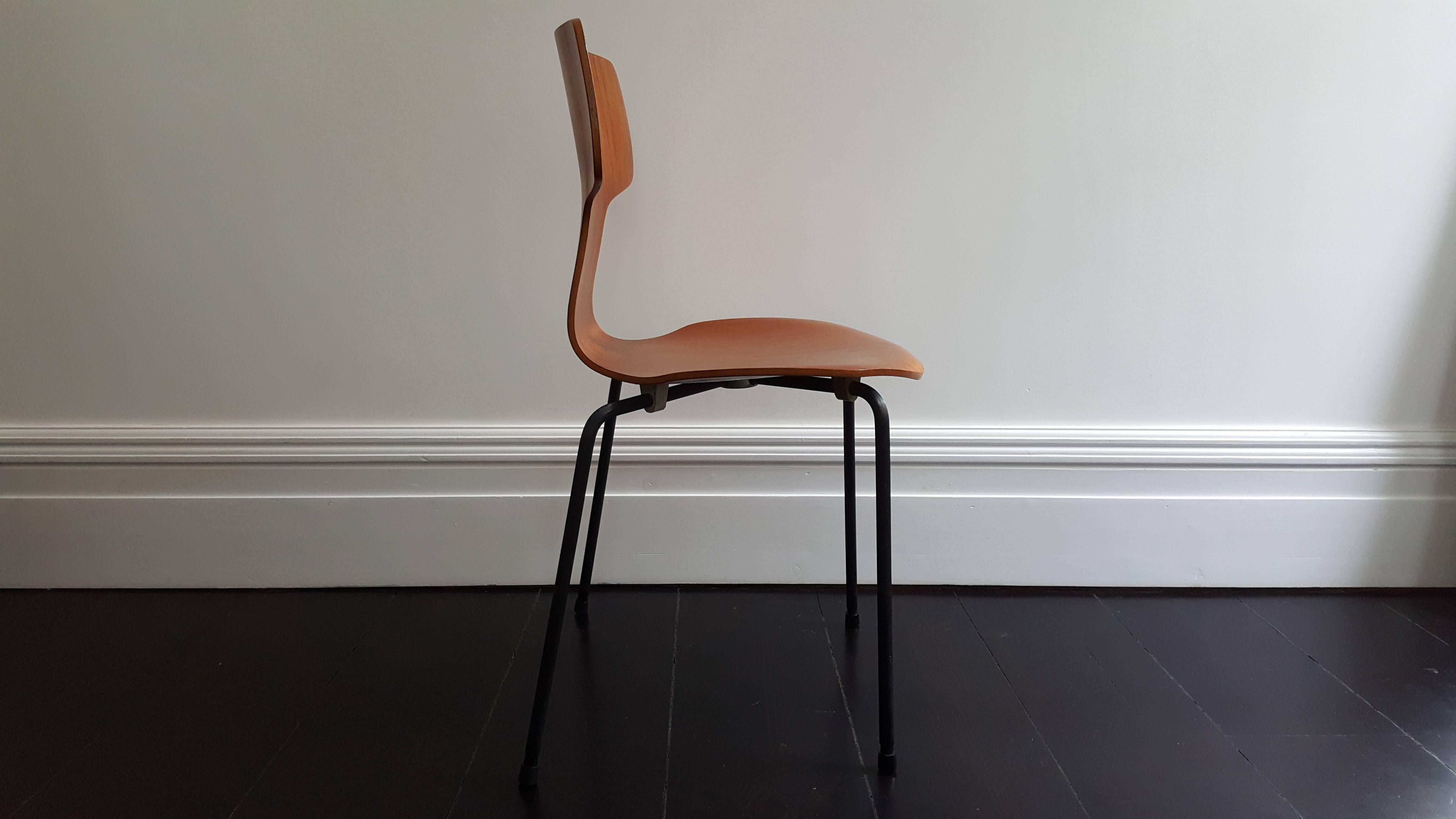 Beautiful teak model 3103 Hammer chair by Arne Jacobsen for Fritz Hansen, 1970s with original foiled wrapped legs.

 
