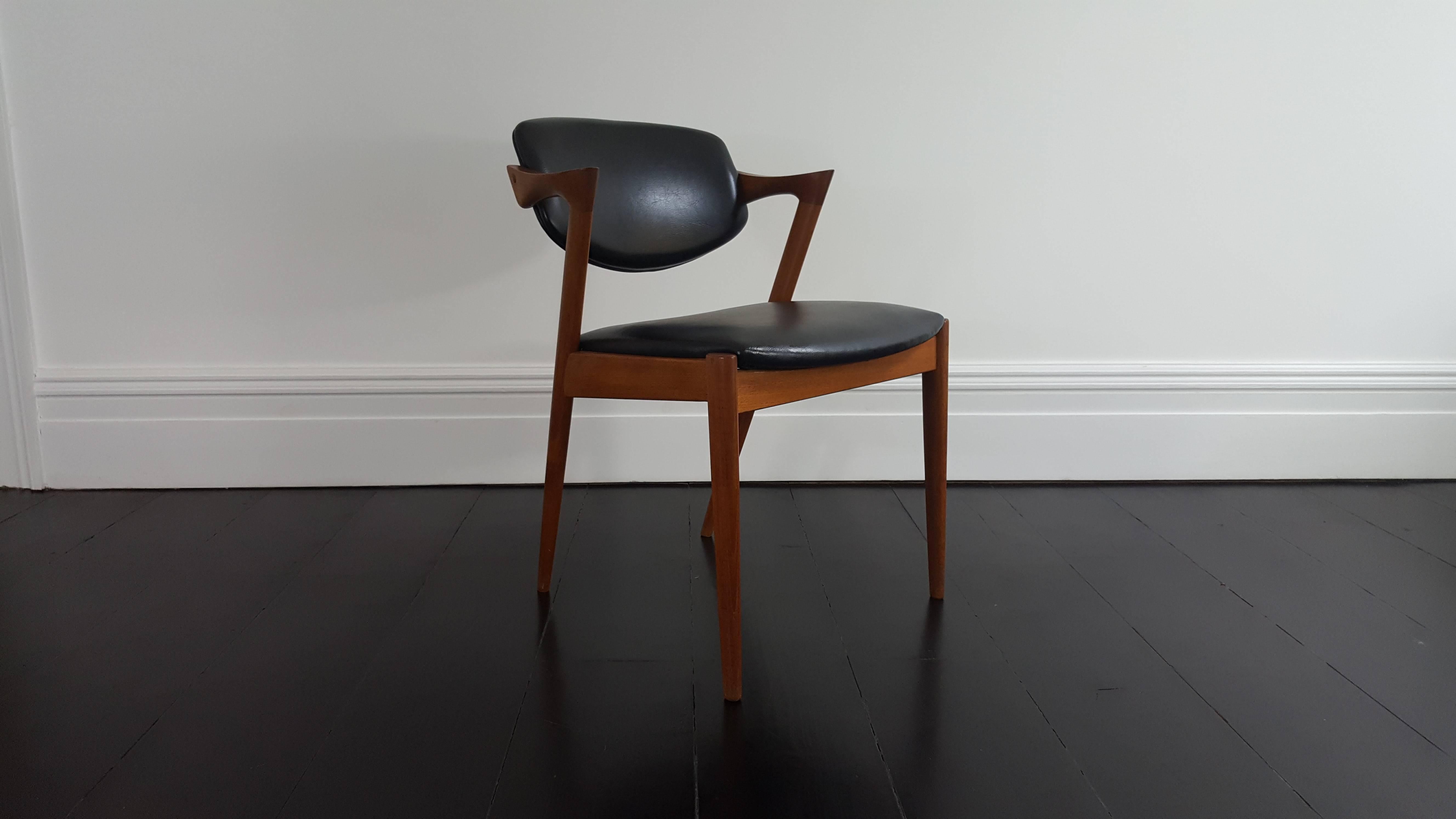 Amazing Kai Kristiansen Model 42 teak frame side chair for Schou Andersen 1960s, with original faux black leather upholstery.

