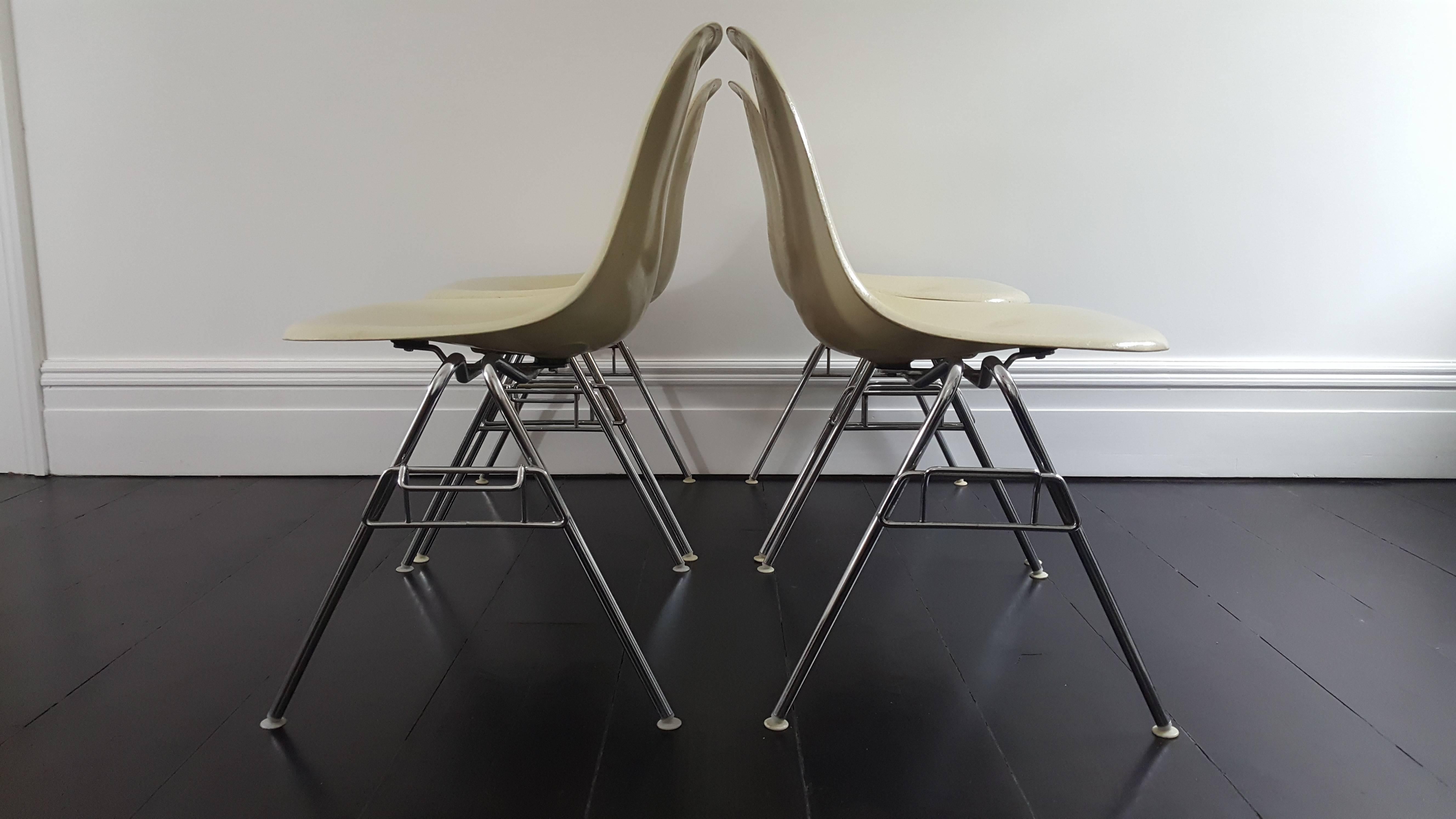 Original Parchment Charles & Ray Eames Fibreglass DSS Chairs for Herman Miller In Good Condition In London Road, Baldock, Hertfordshire