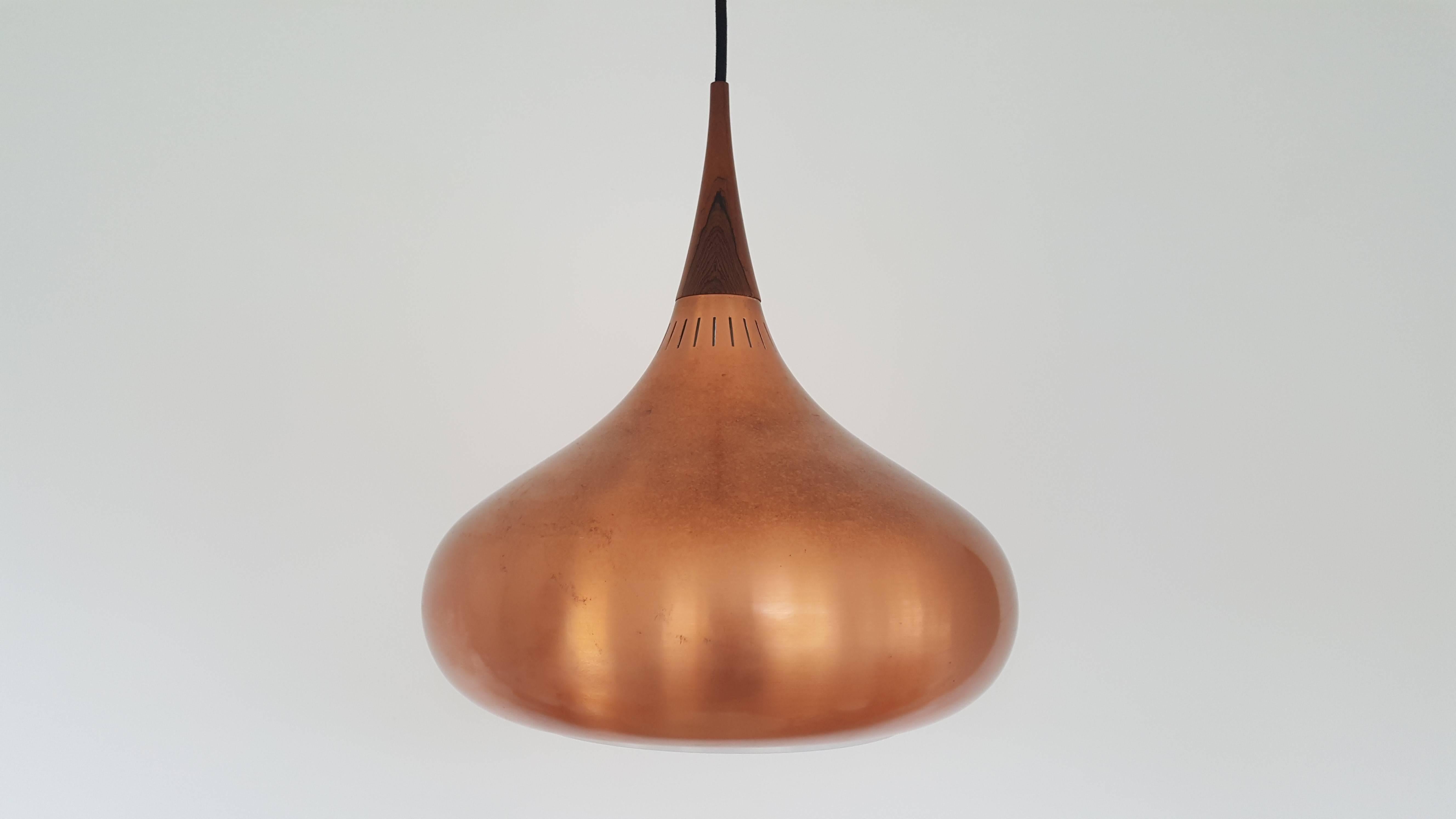 Jo Hammerborg large copper Orient pendant light for Fog & Mørup, 1960s.

Beautiful copper and rosewood orient pendant lamp. Designed by Jo Hammerborg for Fog and Mørup and released in the 1960s.

In 1957 Hammerborg became head of design at Fog &