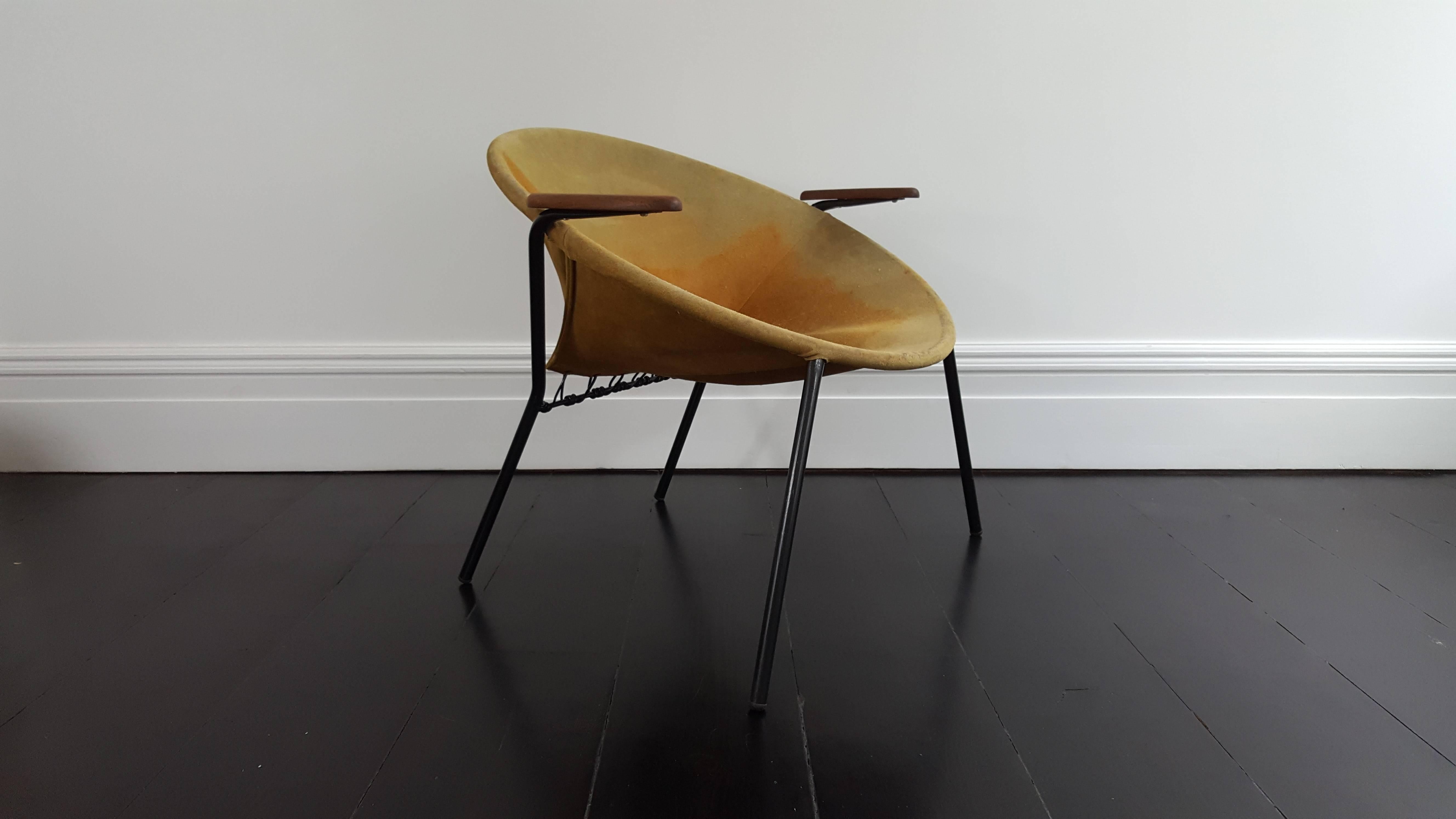 Balloon / hoop chair by Hans Olsen and produced in Denmark by Lea Design during the 1960s. Original tan suede and metal frame with dark teak arms.

Condition: Medium wear, plenty of patina, some marks - there is inconsistent fading to the chair