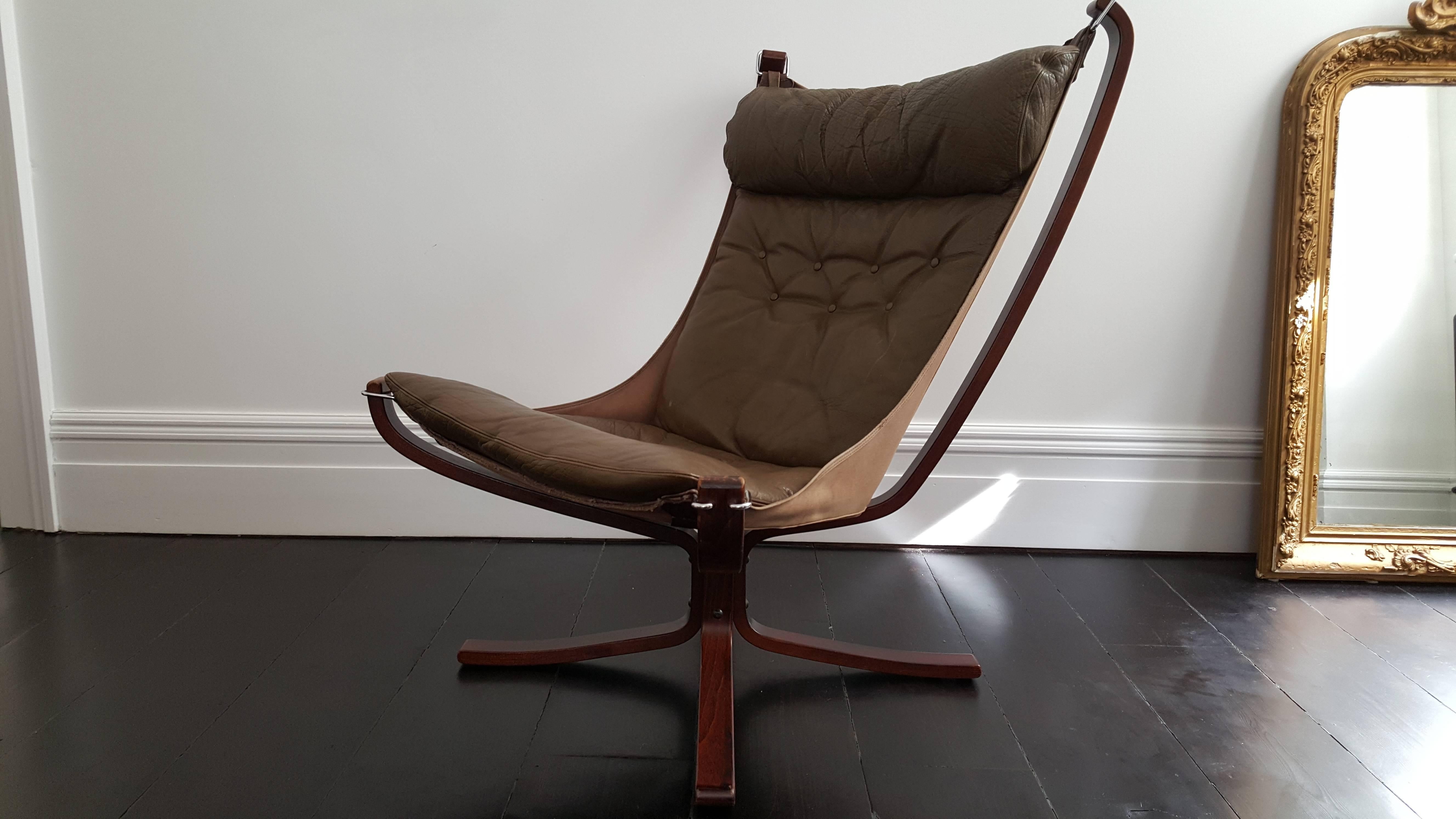 Vintage 1970s Sigurd Ressell designed High-backed X-framed Falcon chair with green coloured leather.

A super comfortable, amazing looking 1970s designed Sigurd Resell iconic Falcon chair. X-framed with hammock design with green leather produced