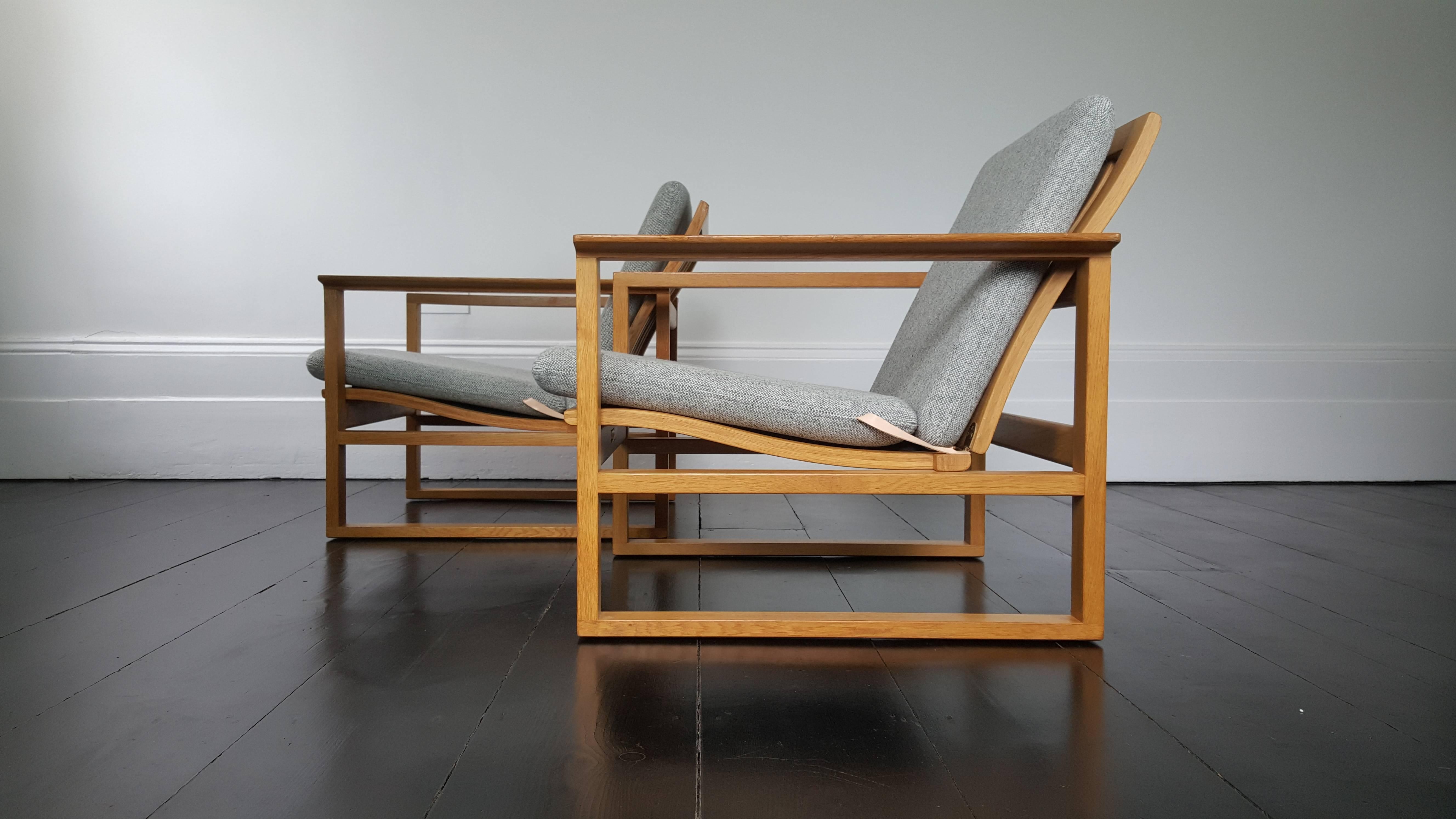 A pair of Børge Mogensen lounge chairs designed in 1956 model no 2256 for Frederica Stolefabrik. 

Cubical frame made of solid oak with finger joints, new Kradvat Hallingdal 116 fabric and the chairs have been re-webbed and refinished. The seat