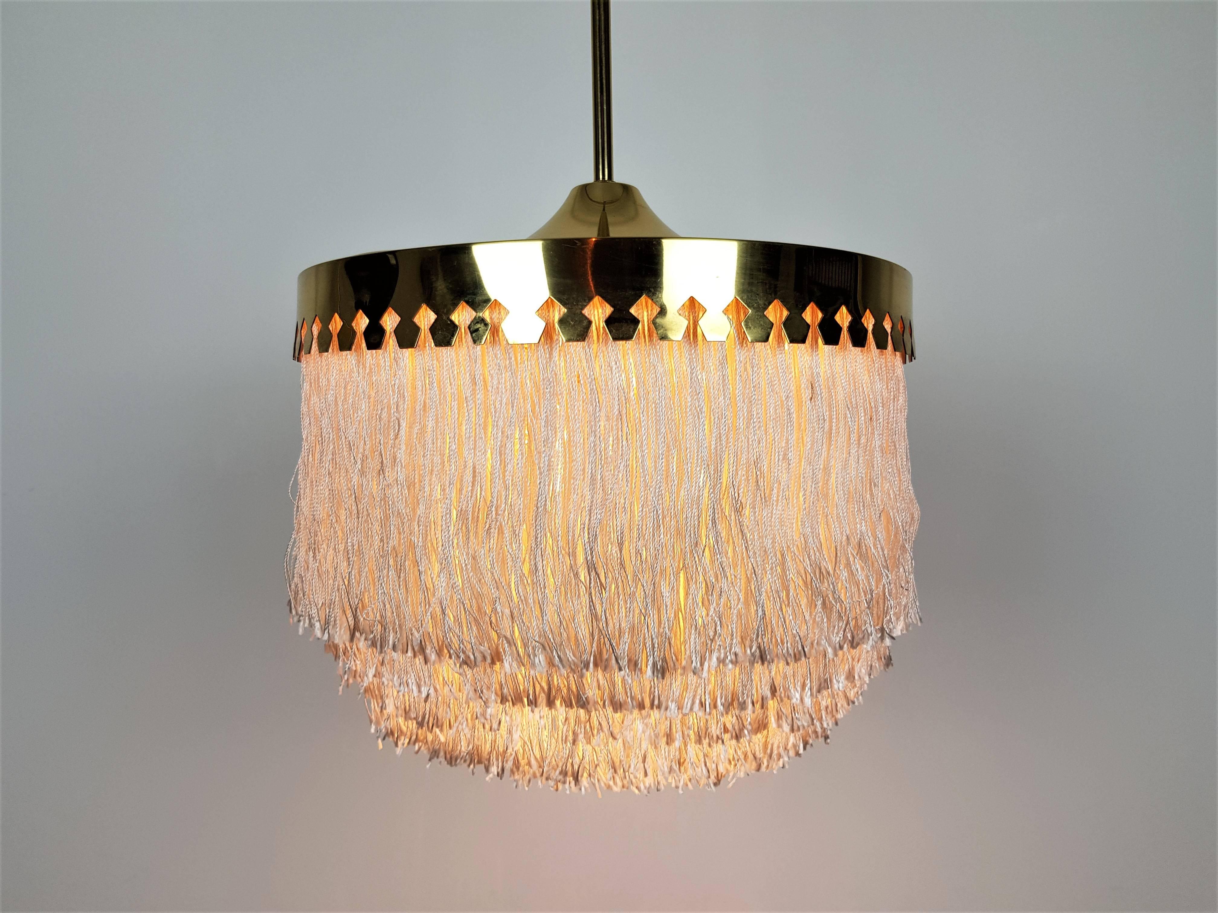 A Hans-Agne Jakobsson for Markaryd brass and ivory silk Fringe pendant, 1960s
 
A Hans-Agne Jakobsson for Markaryd Ivory-colored silk fringed pendant with brass frame and canopy, dating from the 1960s.
 
Fully working, rewired, safety tested and