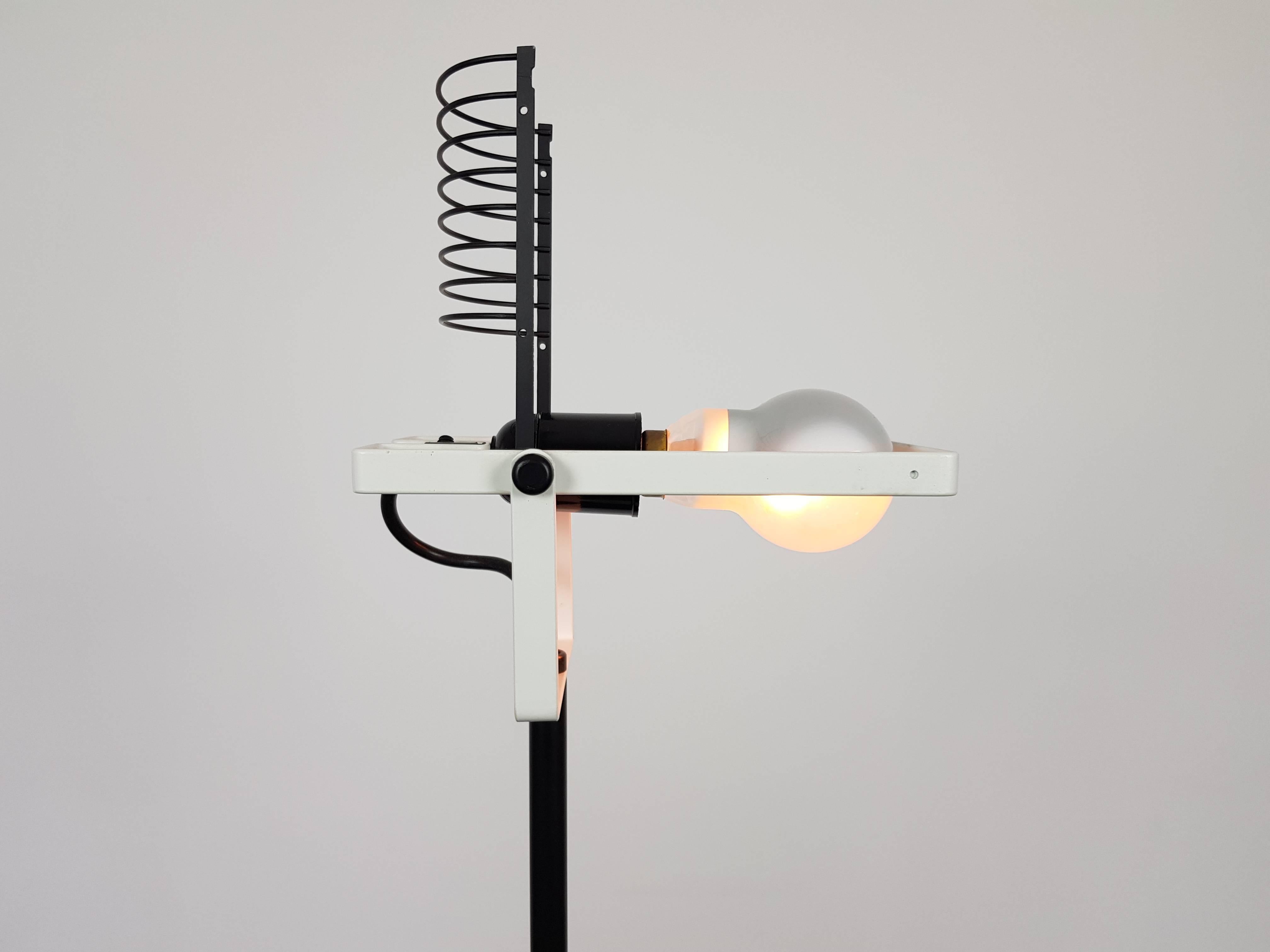 A rare first edition Ernesto Gismondi Sintesi Terra white lacquered floor lamp, first edition with Cornalux bulb.
 
The lamp was designed in 1975 by Ernesto Gismondi for Artemide, later editions had an aluminium hood instead of the Cornalux bulb as