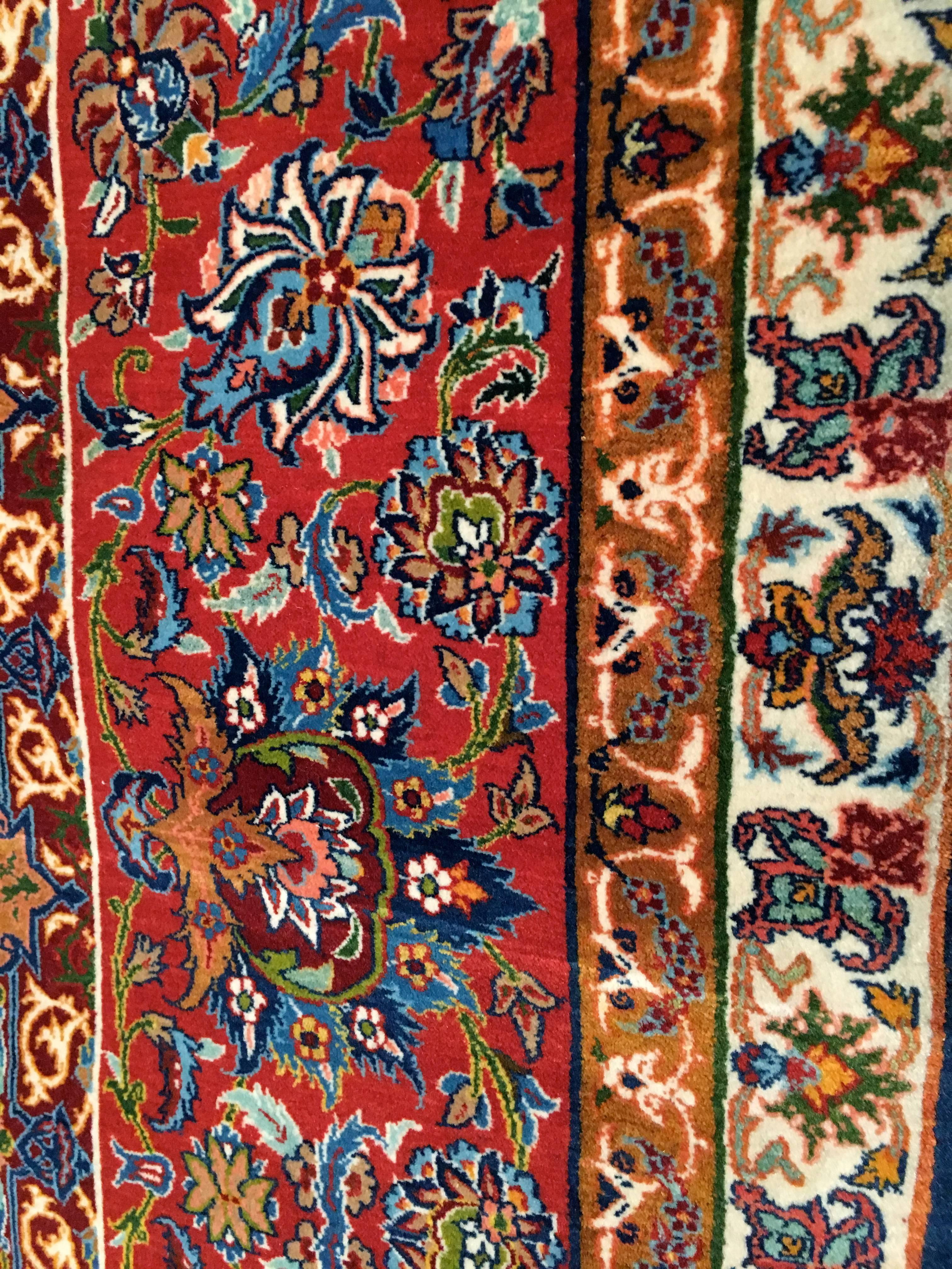 20th Century Isfahan Rug In Excellent Condition In Geneve, Geneve